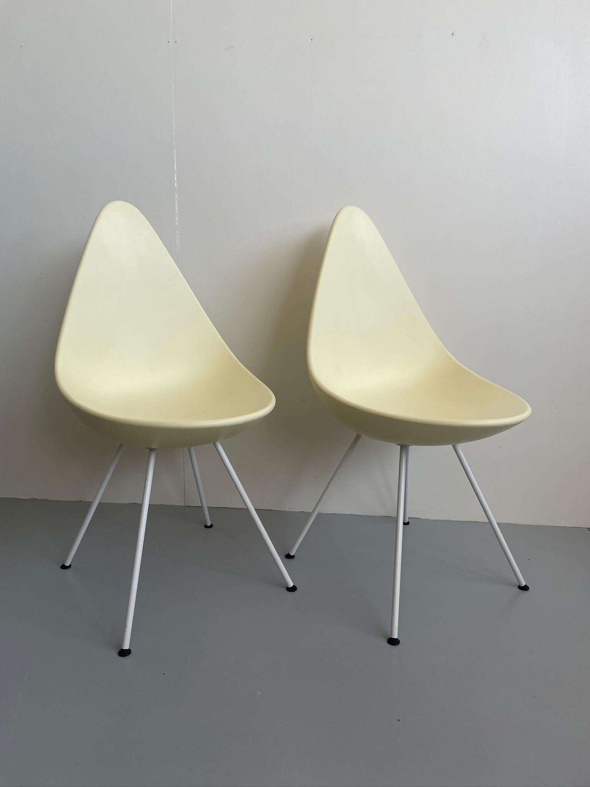 Pair Of Off White Cream Drop Arne Jacobsen Danish Dining Chairs By Fritz Hansenplastic photo Furniture