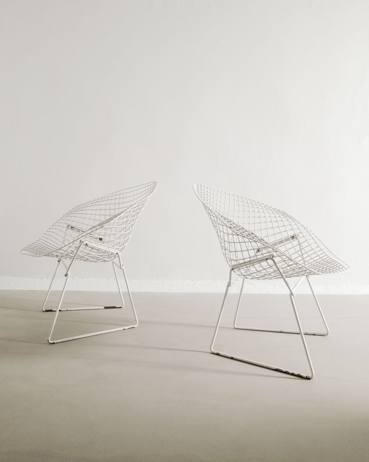 Pair Of Vintage Mid Century White "Diamond Chairs" In Metal By Harry Bertoia For Knoll, 1950s photo for sale