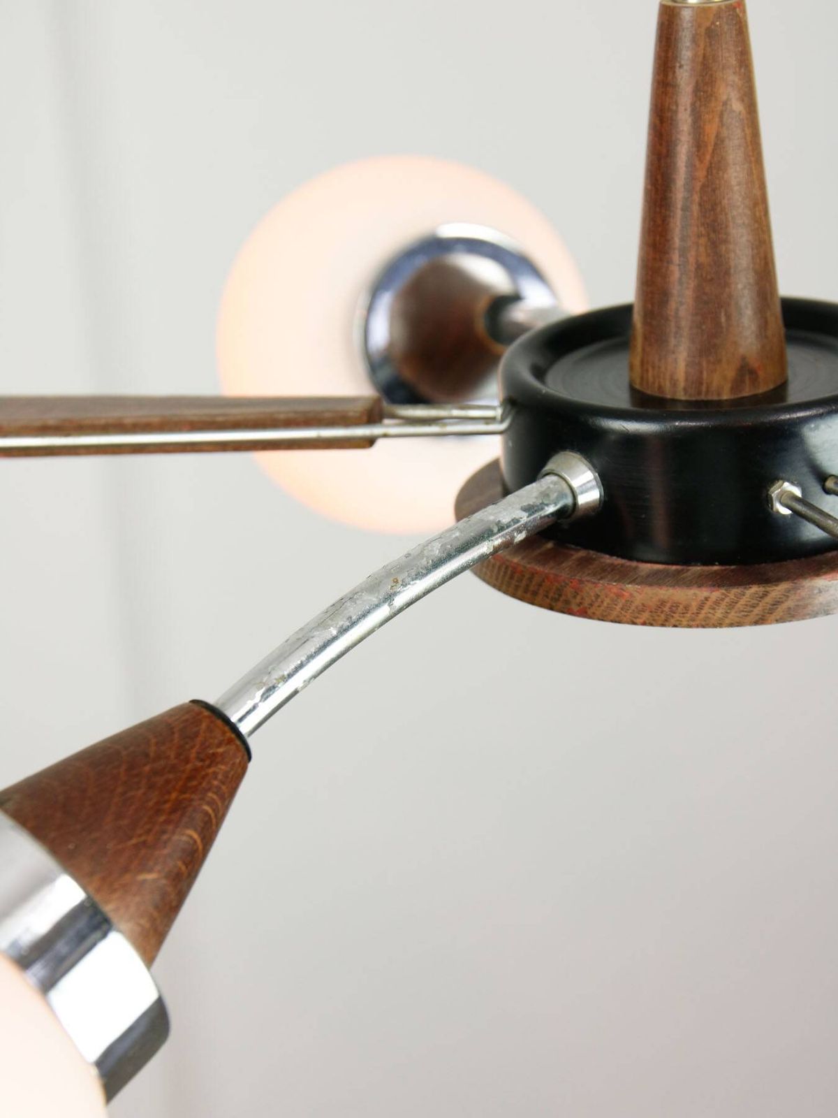 photo vinterior Mid Century Modern Italian Chrome And Opaline Chandelier
