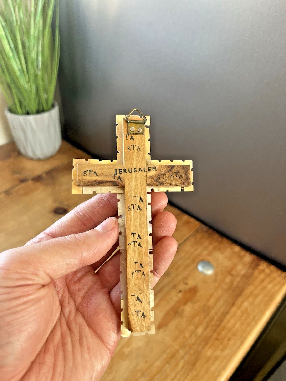 Antique Mother Of Pearl Abalone Olive Wood Wall Hanging Crucifix Cross Jesus Sta photo vinterior