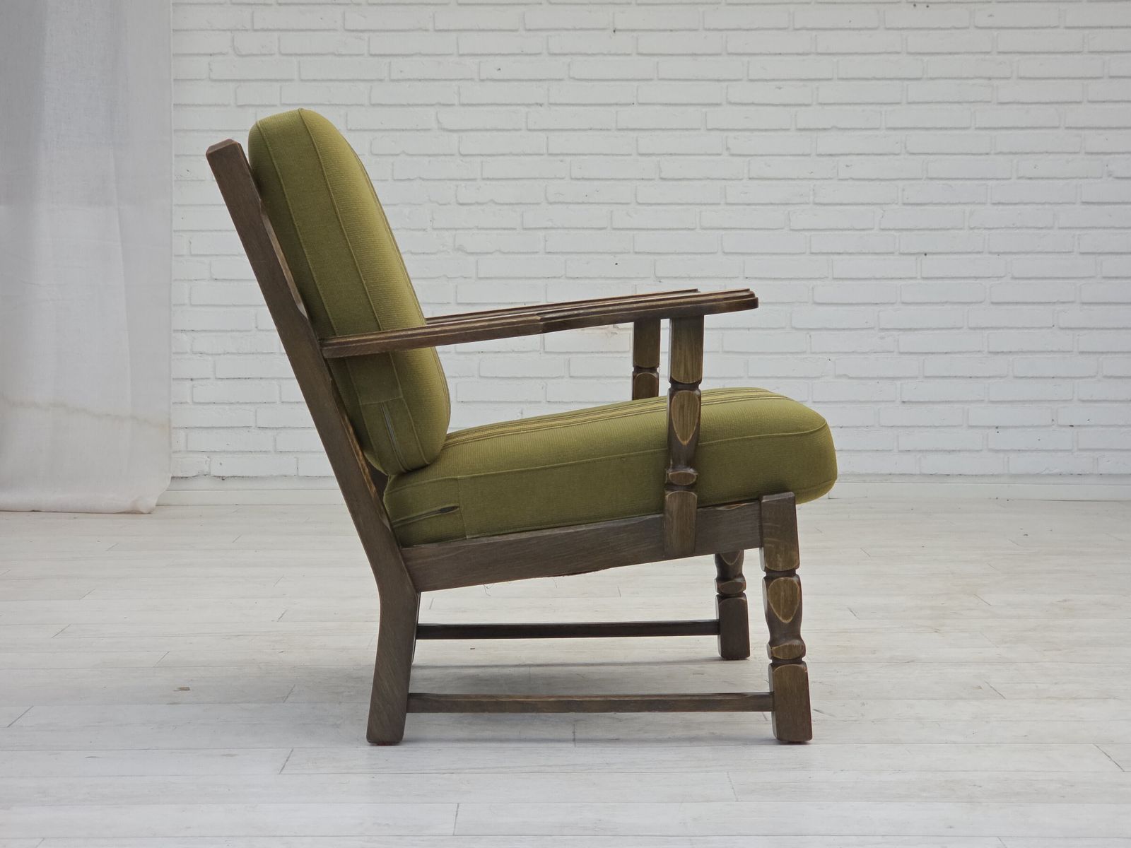 photo for sale Ca. Jaren 1970, Paar Deense Fauteuils, Groene Meubelwol, Massief Eikenhout.