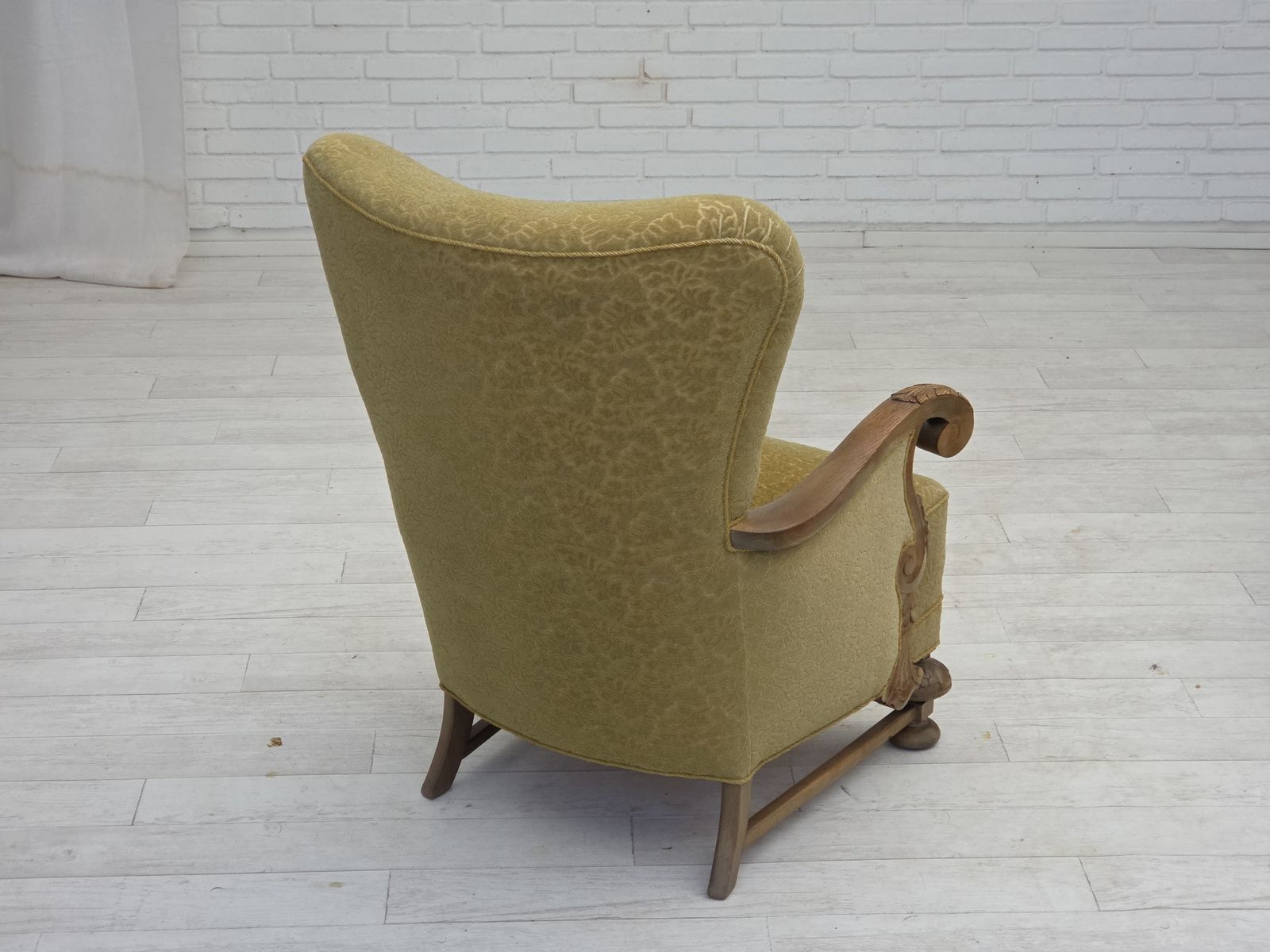 photo buy Ca. Jaren 1960, Deense Fauteuil Met Hoge Rug, Meubelbekleding Van Katoen/Wol, Massief Eikenhout.