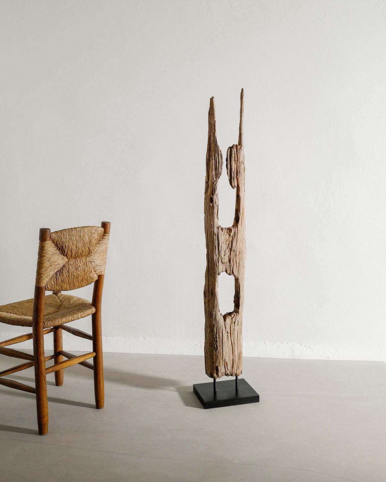 Vintage Wooden Floor Totem Sculpture In Patinated Driftwood On A Black Painted Foot, 1900s photo vinterior