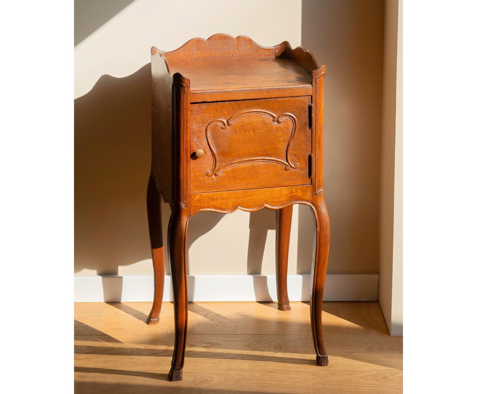 Antiek Houten Kastje, Frans Nachtkastje, Eiken Telefoonkastje, Gebogen Poten, Sidetable Met Deur En Geschulpte Rand