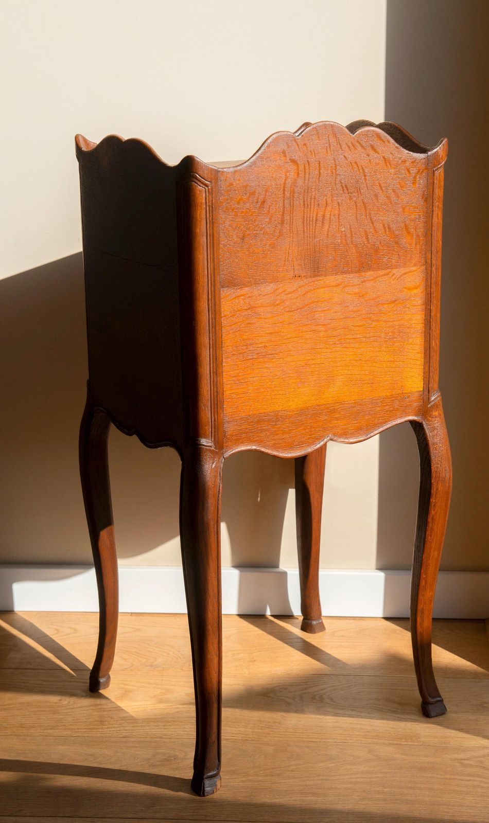 Armoire d'époque en chêne, table de chevet française, table téléphone, pieds courbés, table d'appoint à abattant et plateau festonné photo buy