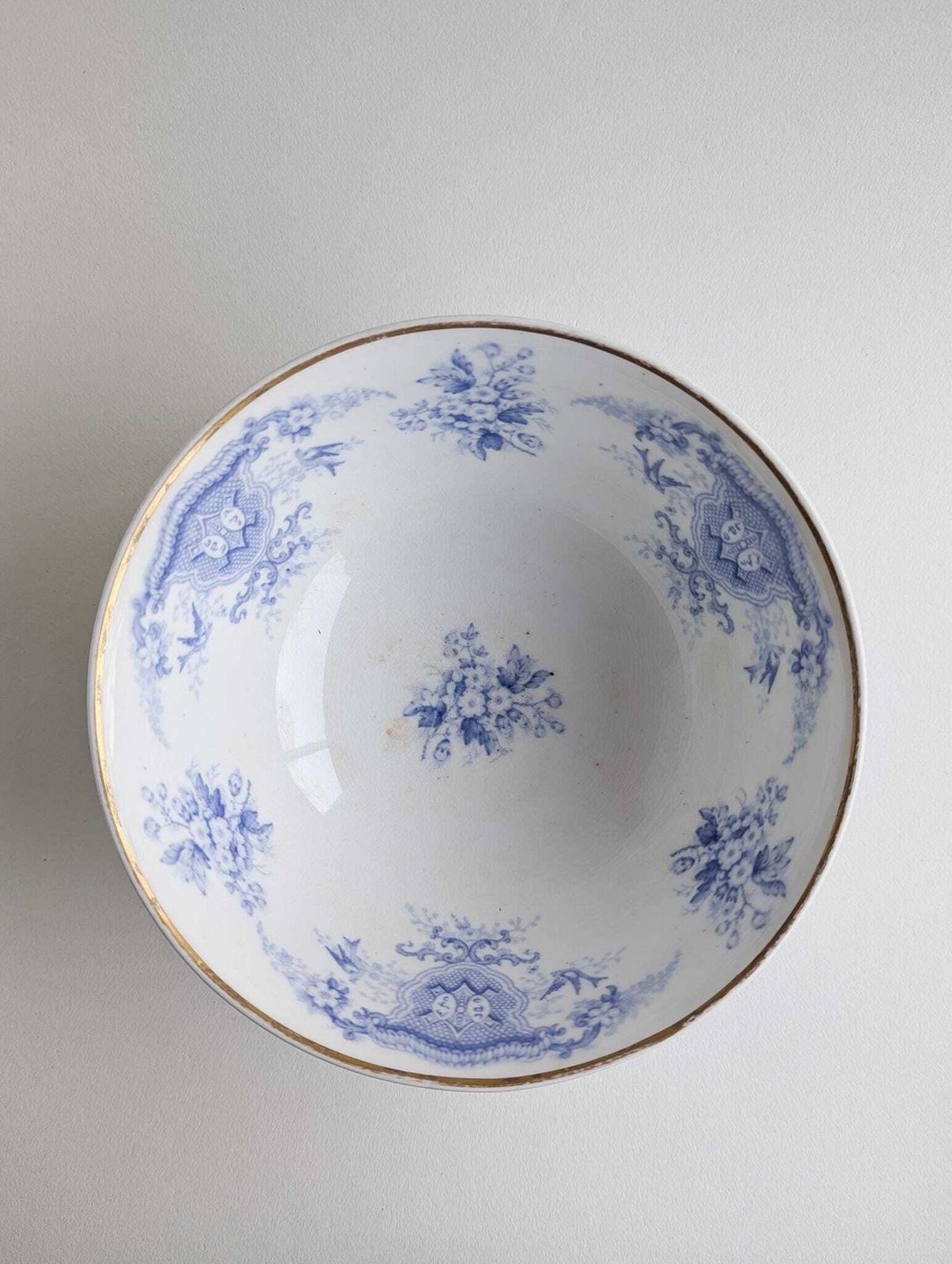 photo furniture Set Of Four Vintage Transferware Pieces With Gold Rim, Blue And White Ceramic Plates And Bowl Set
