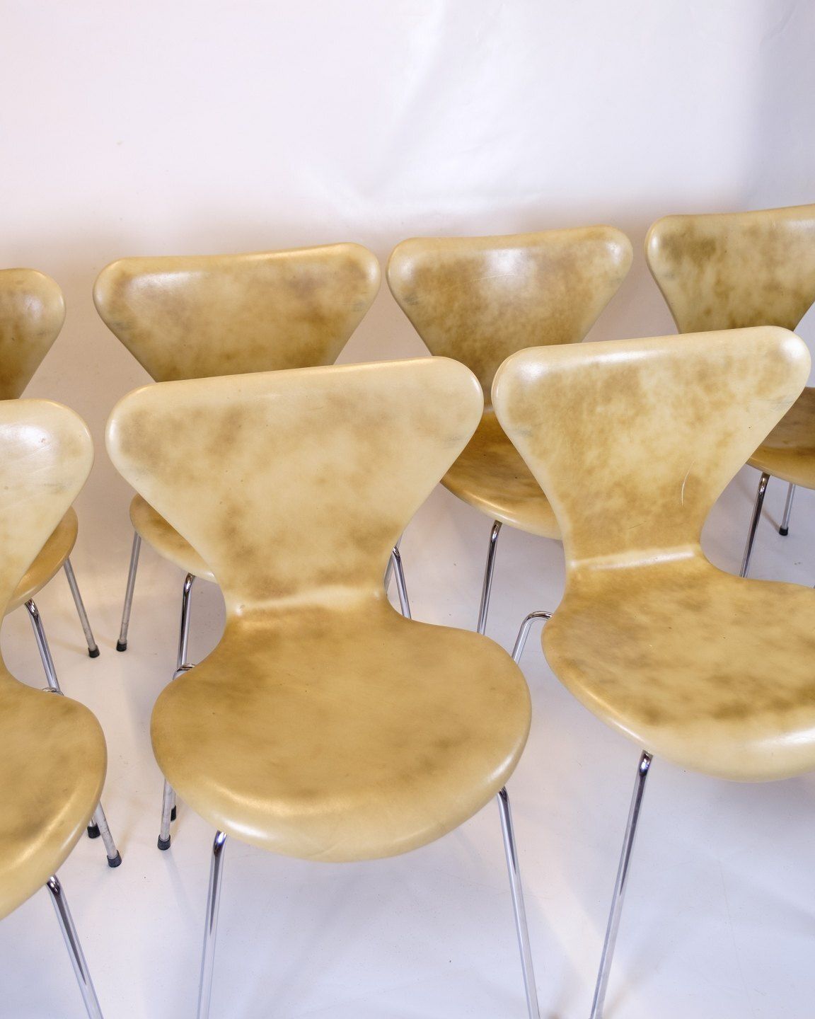 Set Of Eight Seven Chairs   Model 3107   Seven Chair   Natural Leather   Arne Jacobsen   Fritz Hansen photo furniture