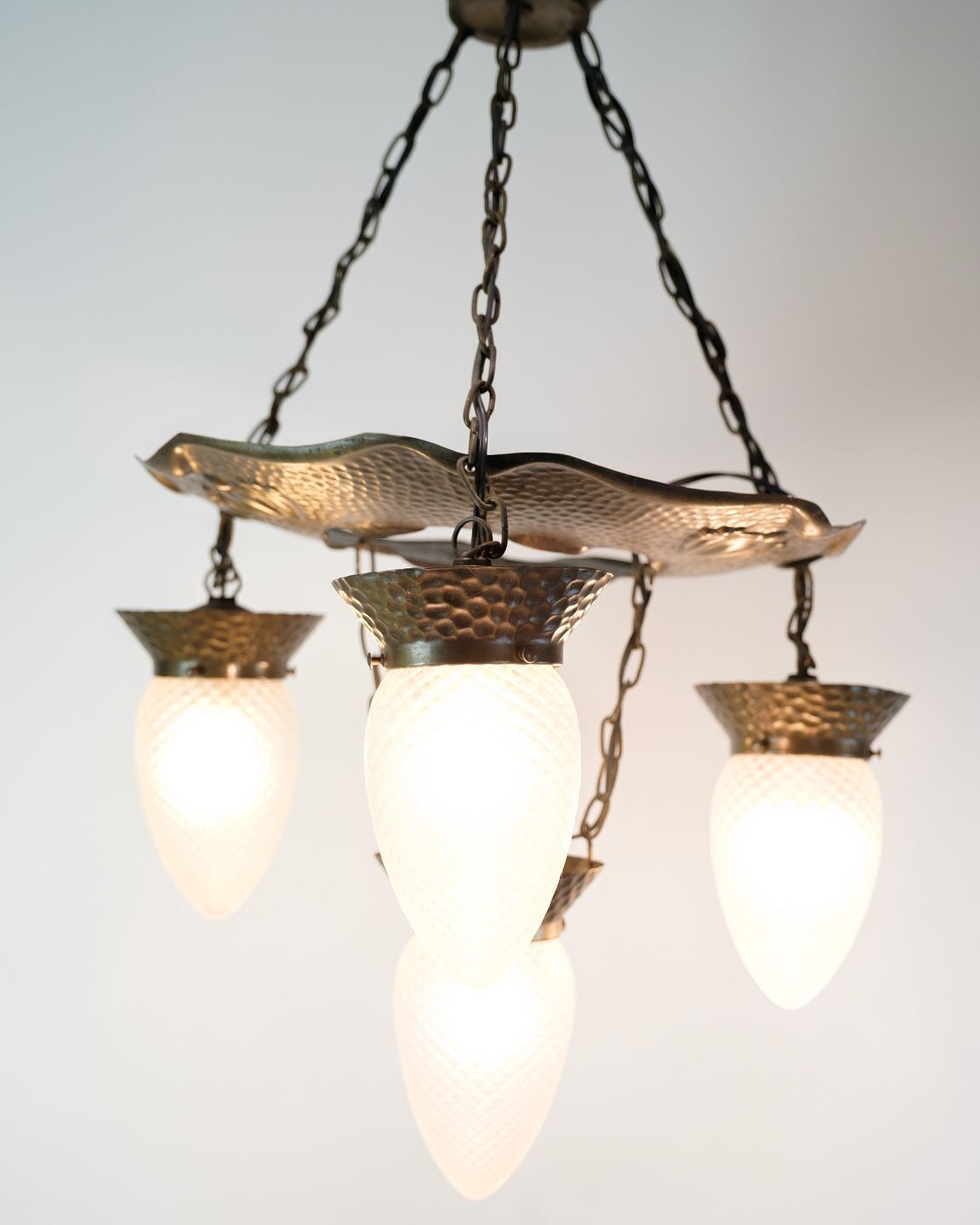 Chandelier – 4 Arms – Patinated Hammered Brass & Teardrop Glass – Jugendstil – 1920s