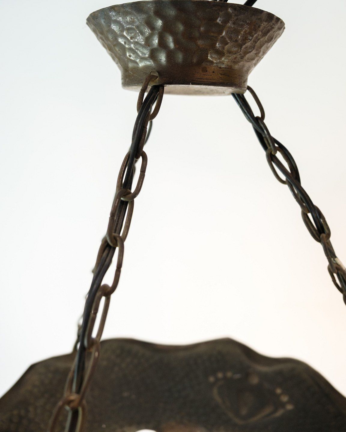 Chandelier – 4 Arms – Patinated Hammered Brass & Teardrop Glass – Jugendstil – 1920s photo vintage