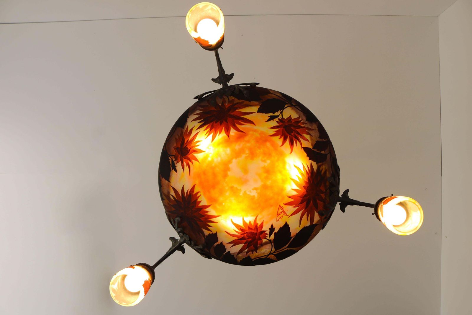 photo vintage Exquisite Large Daum Nancy & Louis Majorelle Chandelier Model “Dahlia” 1905
