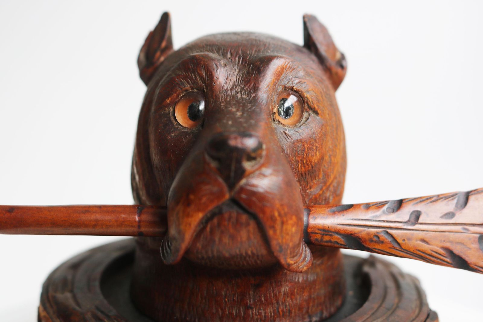 Zeldzame 19e Eeuwse Zwitserse Zwarte Woud 'Hond' Inktpot – Handgesneden Bureaudecoratie photo furniture