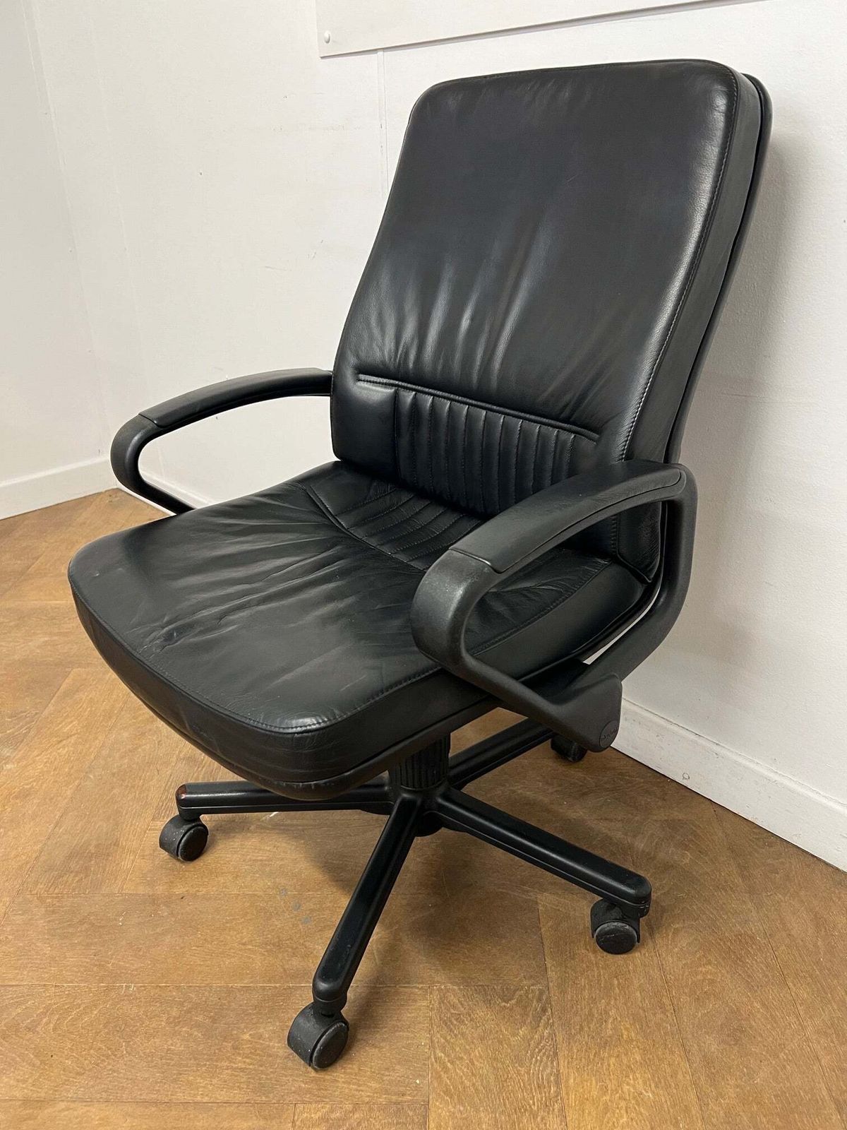 A Set Of 4 Interstuhl Black Leather Swivel Meeting Chairs (1980's/1990's)
