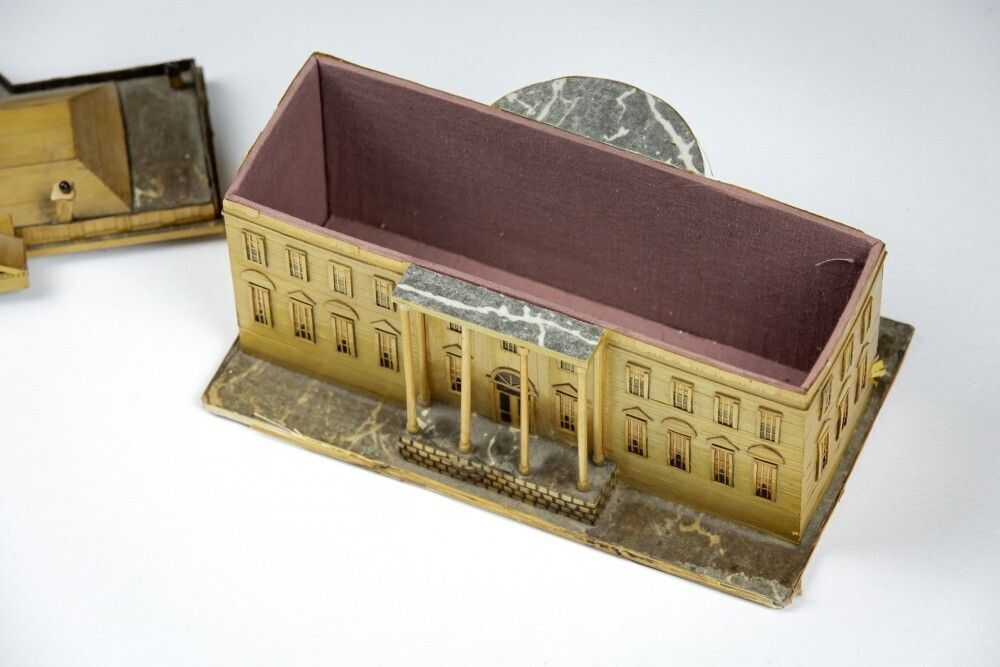 Fine Late 19th Century Strawwork Model Of Clarendon House, Piccadily, London photo vinterior