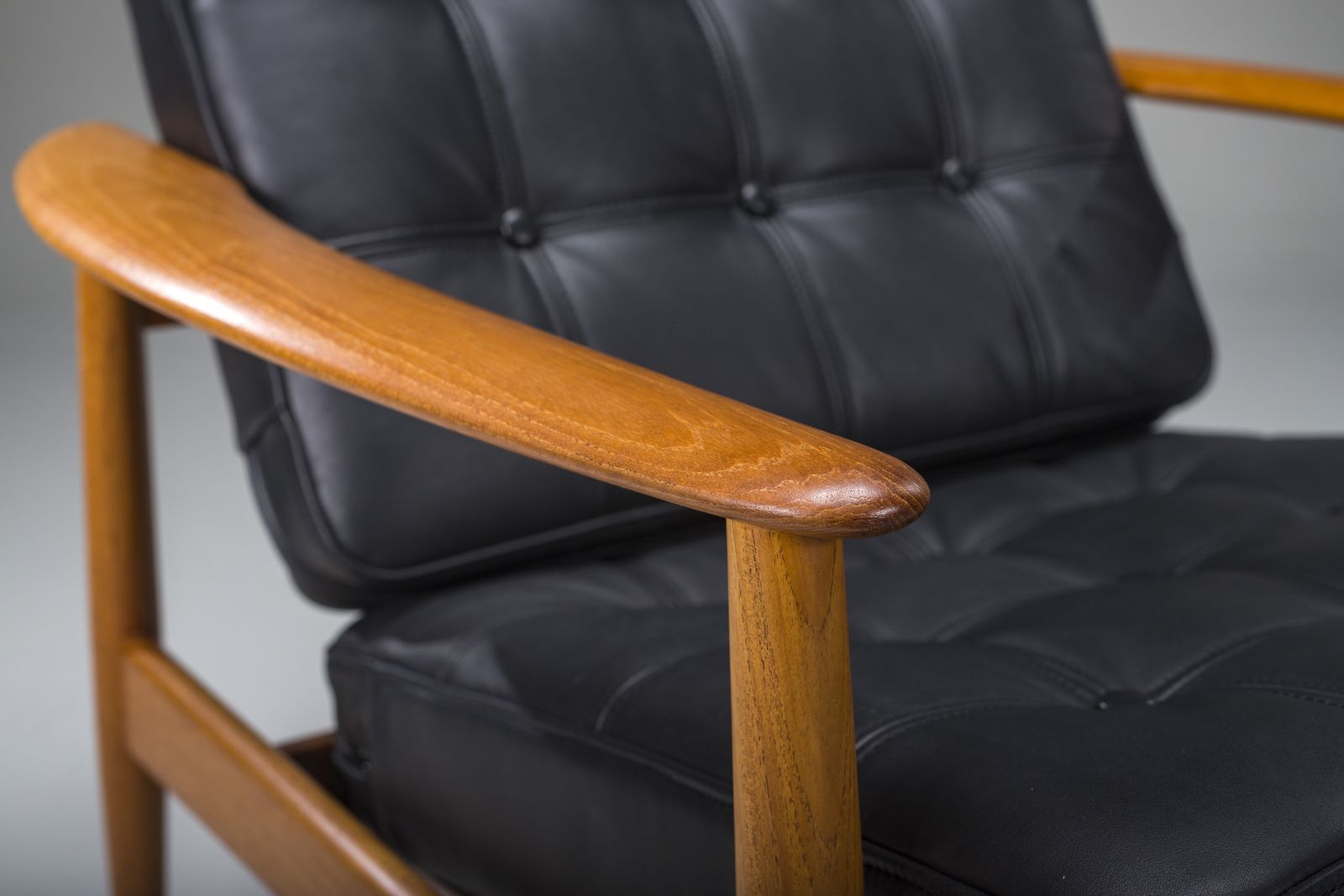 photo furniture Armchair With Model Fd 164 Frame By Arne Vodders And Model 118 Armrests By Grete Jalks In Teak And Black Leather, Denmark, 1960s