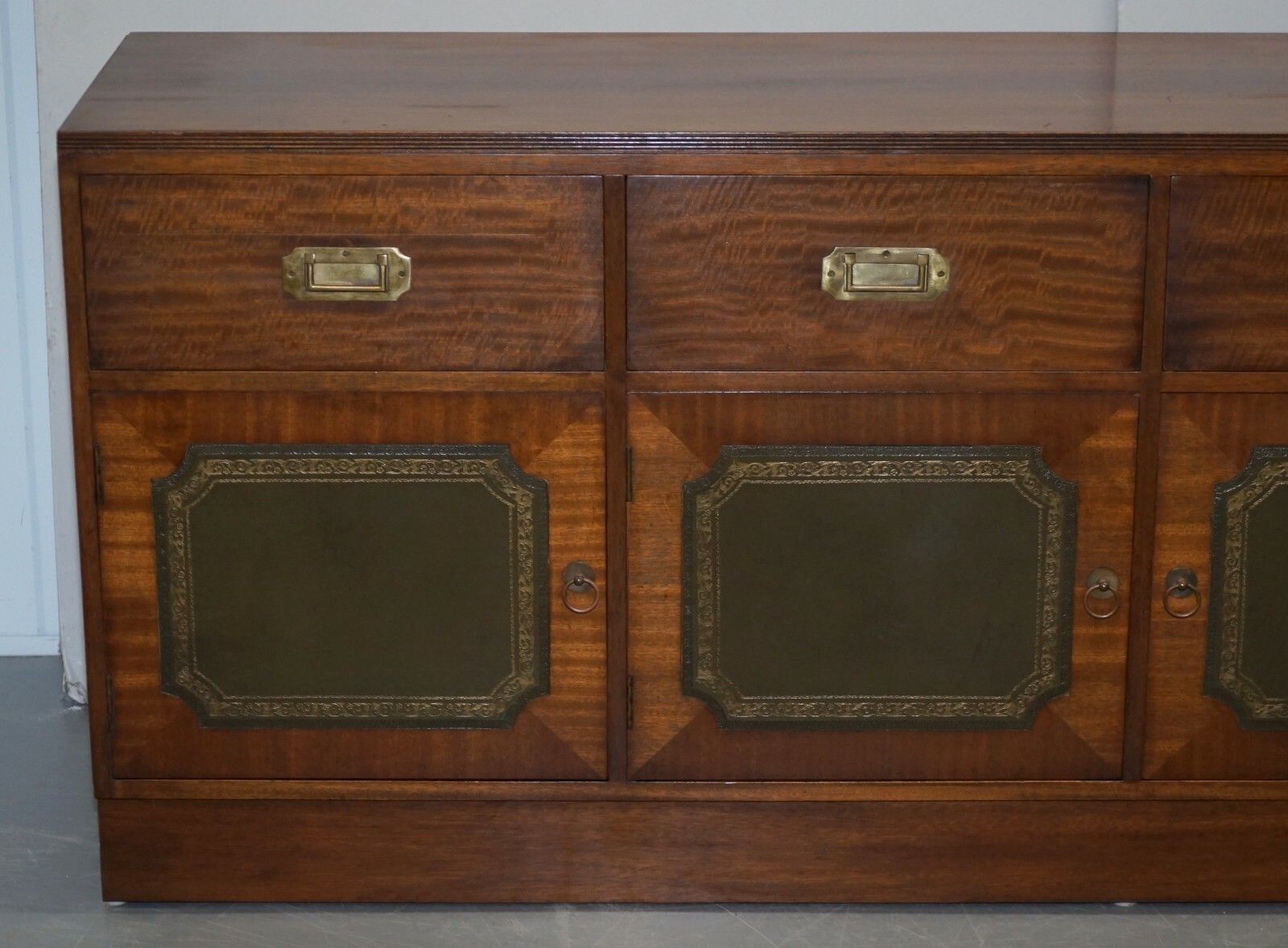 Lovely Harrods Flamed Mahogany & Green Leather Military Campaign Sideboard photo for sale