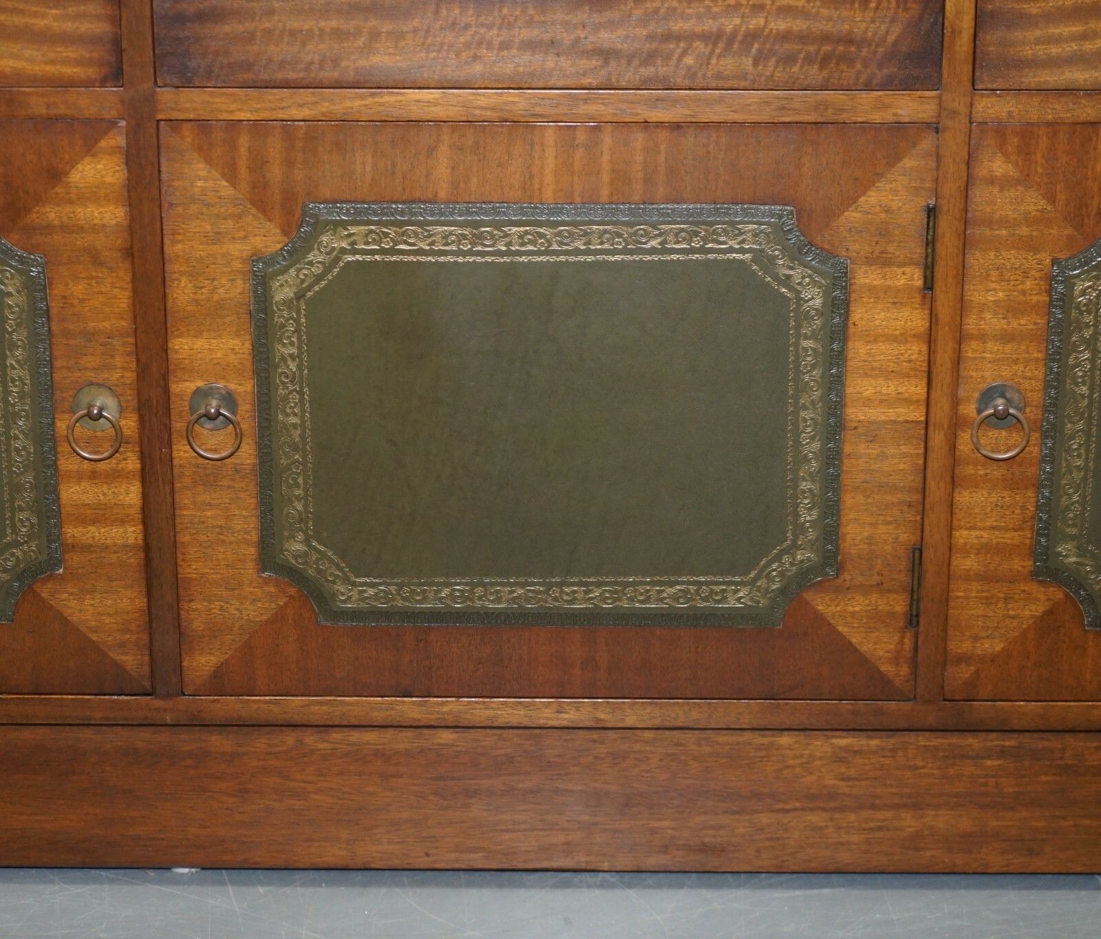 Lovely Harrods Flamed Mahogany & Green Leather Military Campaign Sideboard photo vinterior