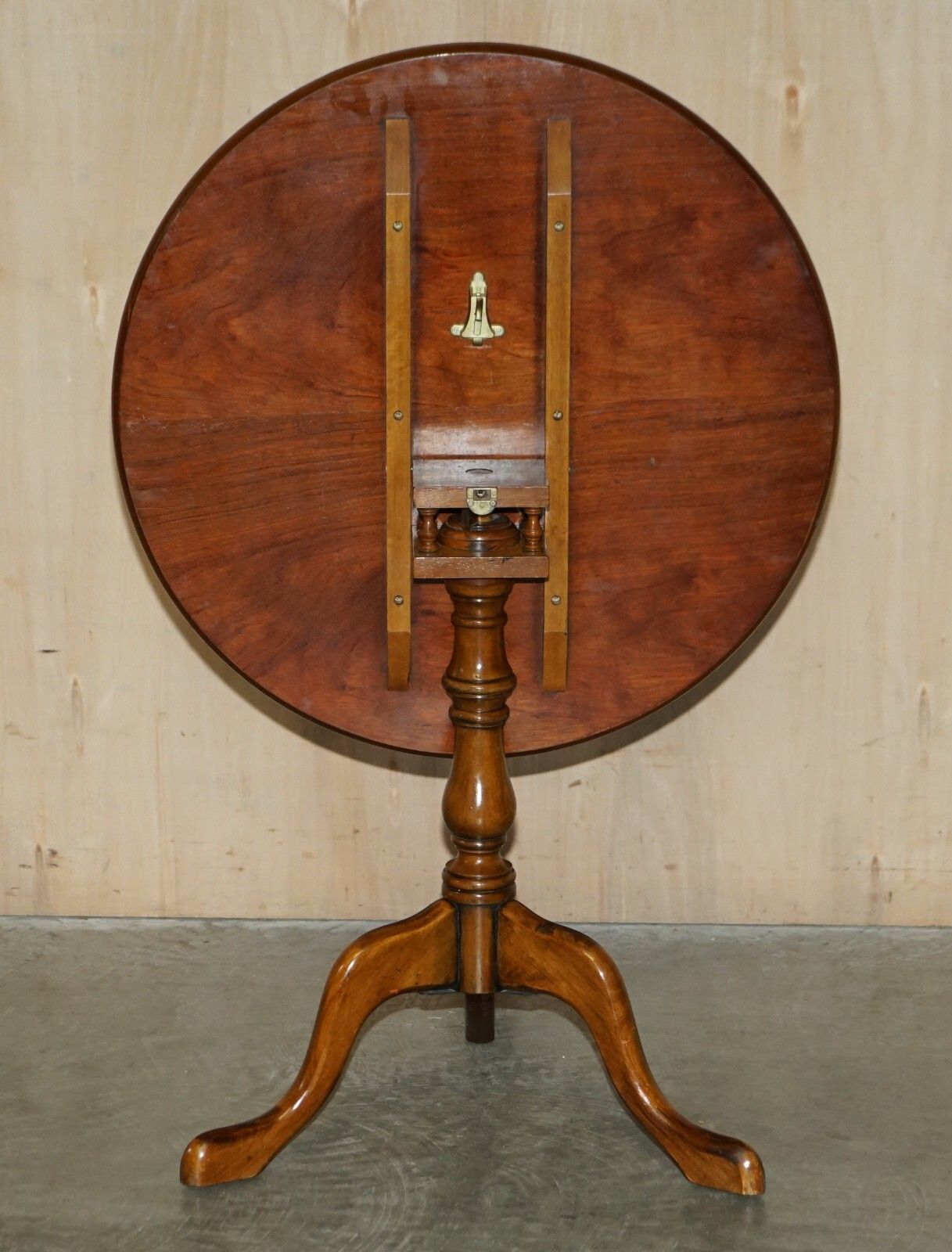 photo vinterior Victorian Hand Carved Pollard Oak Tilt Top Tripod Wine Side End Lamp Table