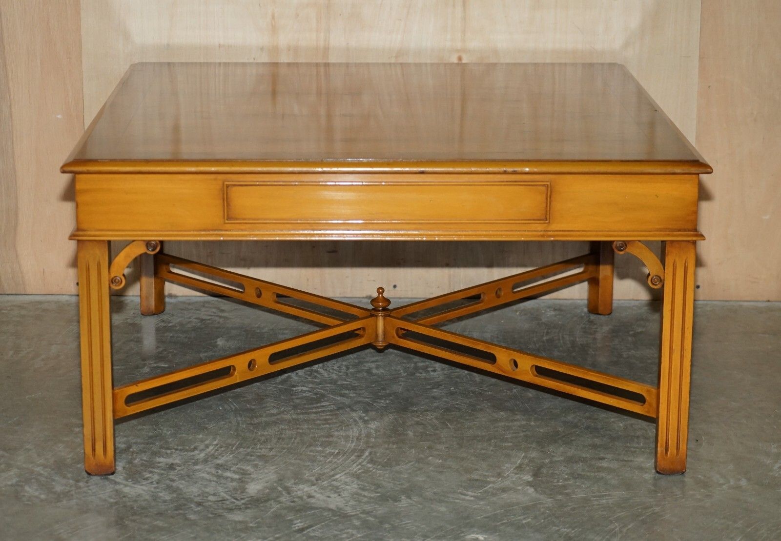 photo vintage Lovely Burr Yew Wood Two Drawer Coffee Table With Thomas Chippendale Stretches