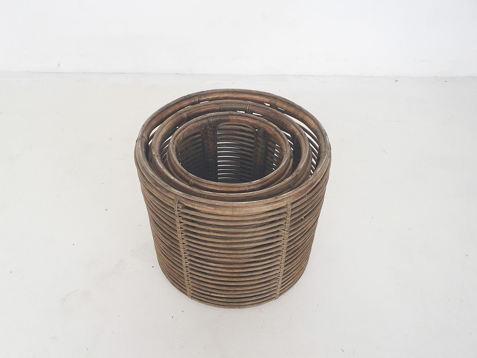 Set Van Drie Manou Manden, Krukken Of Bijzettafels, Toegeschreven Aan Tito Agnoli, Italië, Ca. Jaren 1970 photo Woonaccessoires