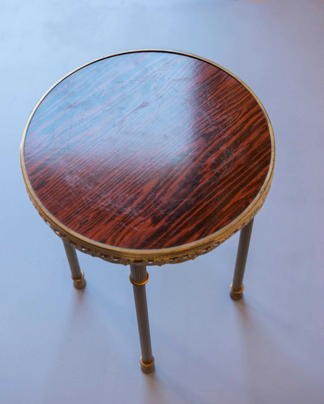 photo for sale Ronde Bijzettafel Van Messing, Hollywood Regency, Vintage Plantenstandaard, 1950s Design, Mid Century Gouden Kruk