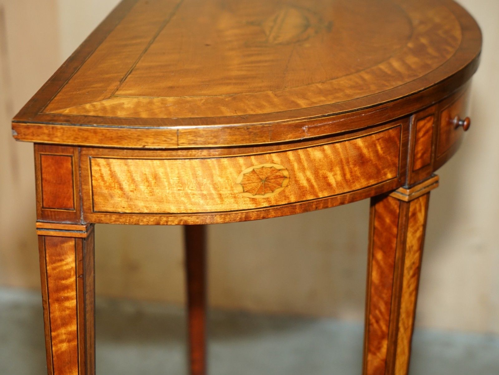photo vinterior Important Pair Of Museum Quality Sheraton Satinwood Demi Lune Console Tables