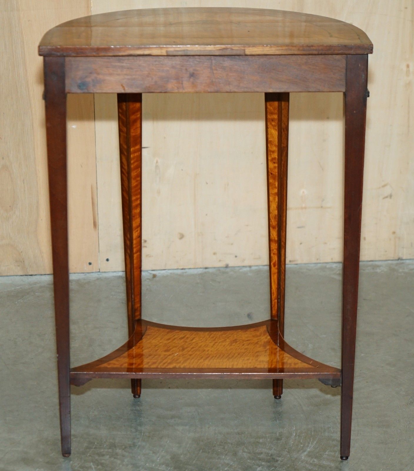photo vintage Important Pair Of Museum Quality Sheraton Satinwood Demi Lune Console Tables