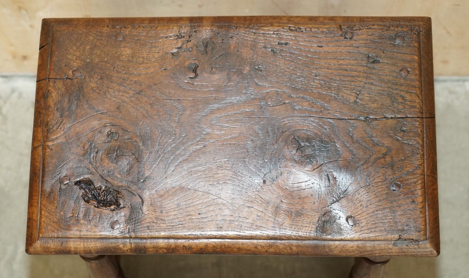 photo vinterior Stunning Heavily Burred Oak Antique 18th Century Circa 1780 Jointed Stool Table