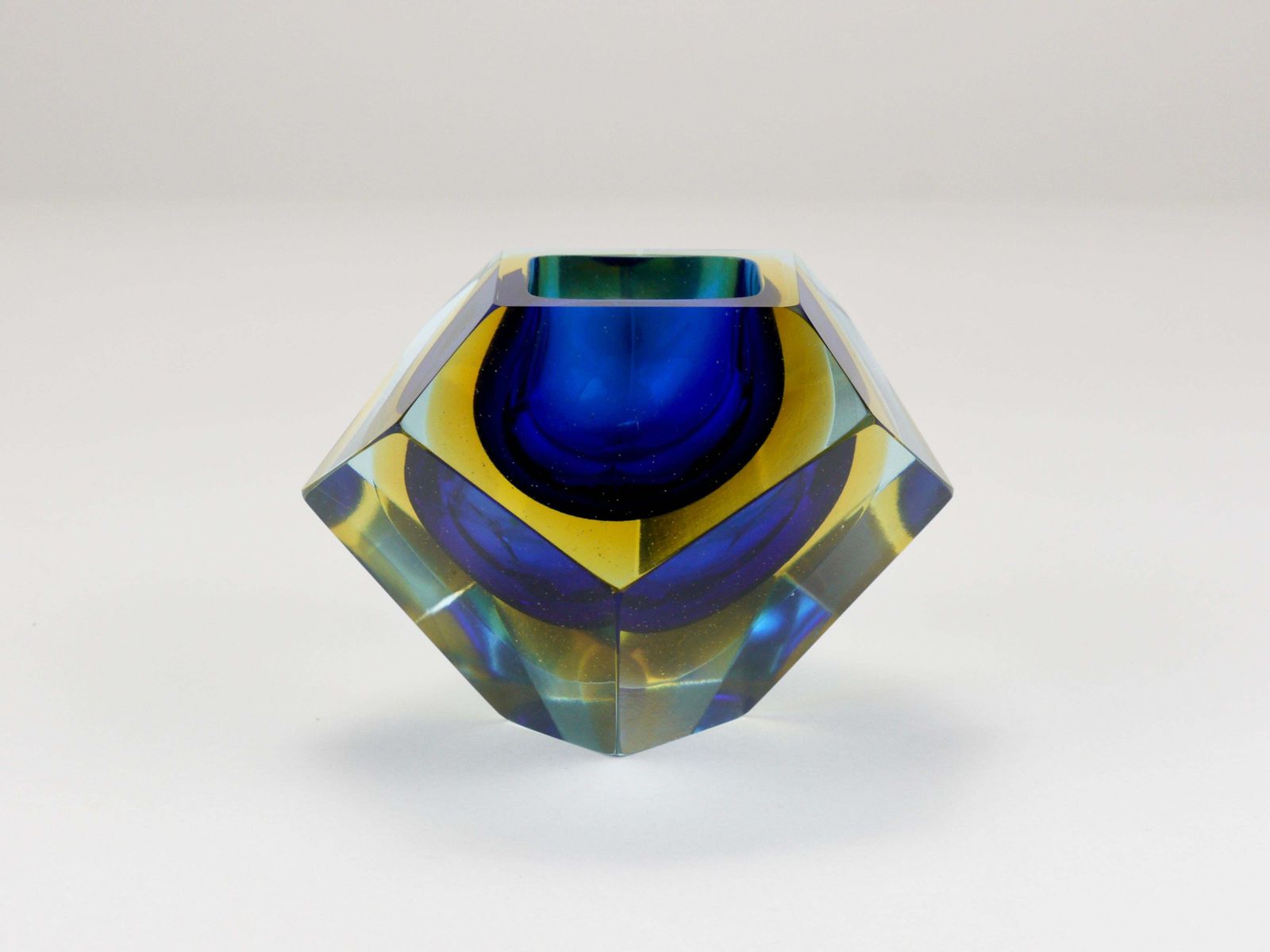 photo furniture Mandruzzato Sommerso Faceted Diamond Caviar Bowl, Murano Glass, Italy, 1960s