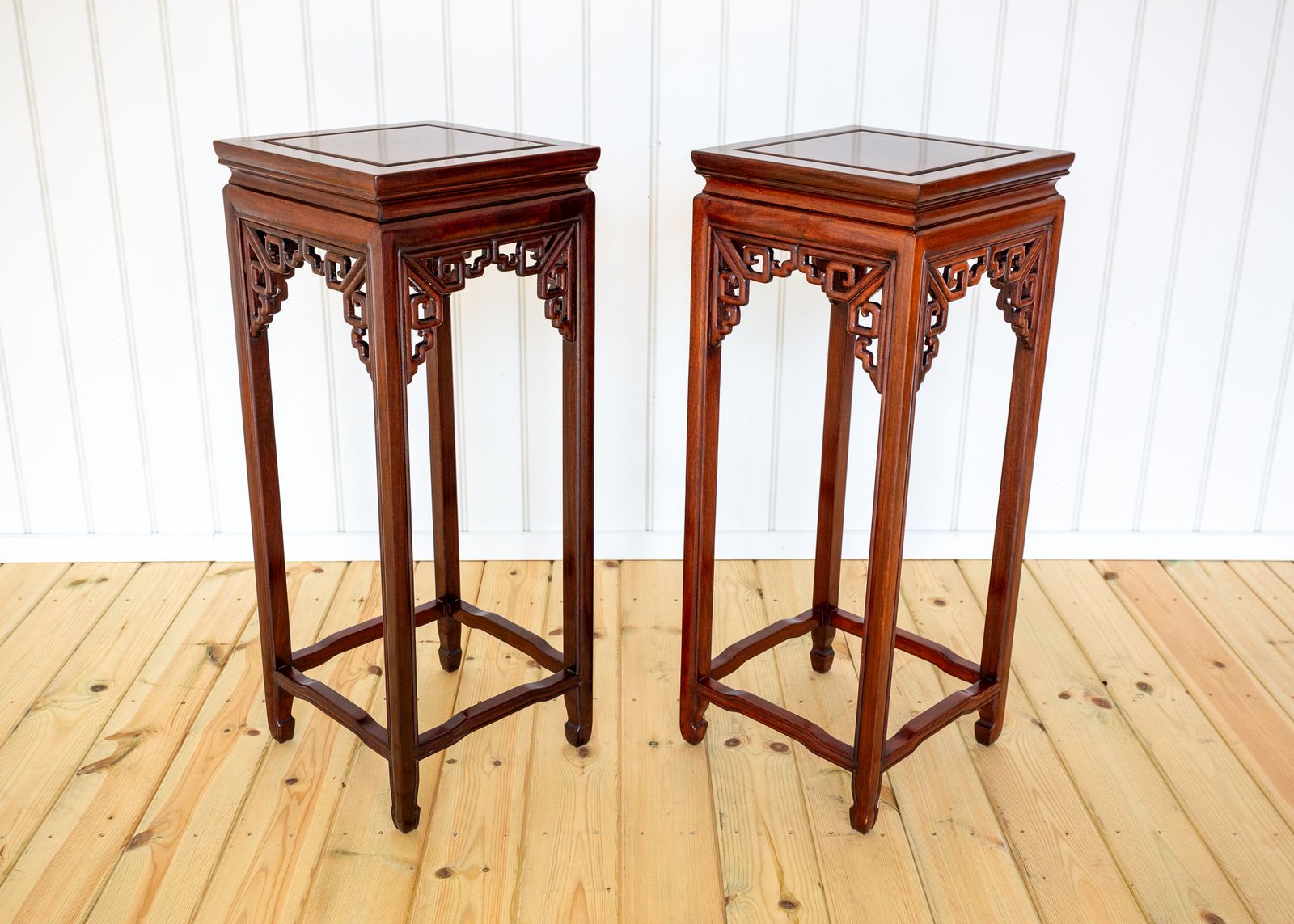 photo vintage Chinese Hardwood Plant Stands Side Tables Pair Lamp Tables Hongmu Antiqu.E Qing Oriental Pierce Carved Humpback Open Fretwork