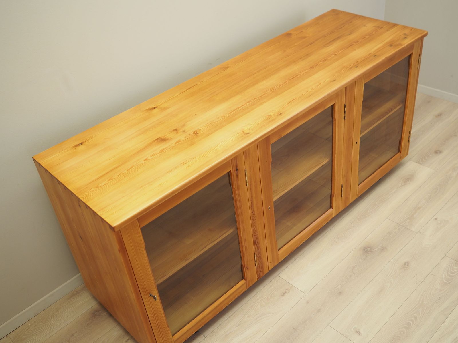 2379.0 Pine Showcase, Danish Design, 1980s, Production: Denmark photo