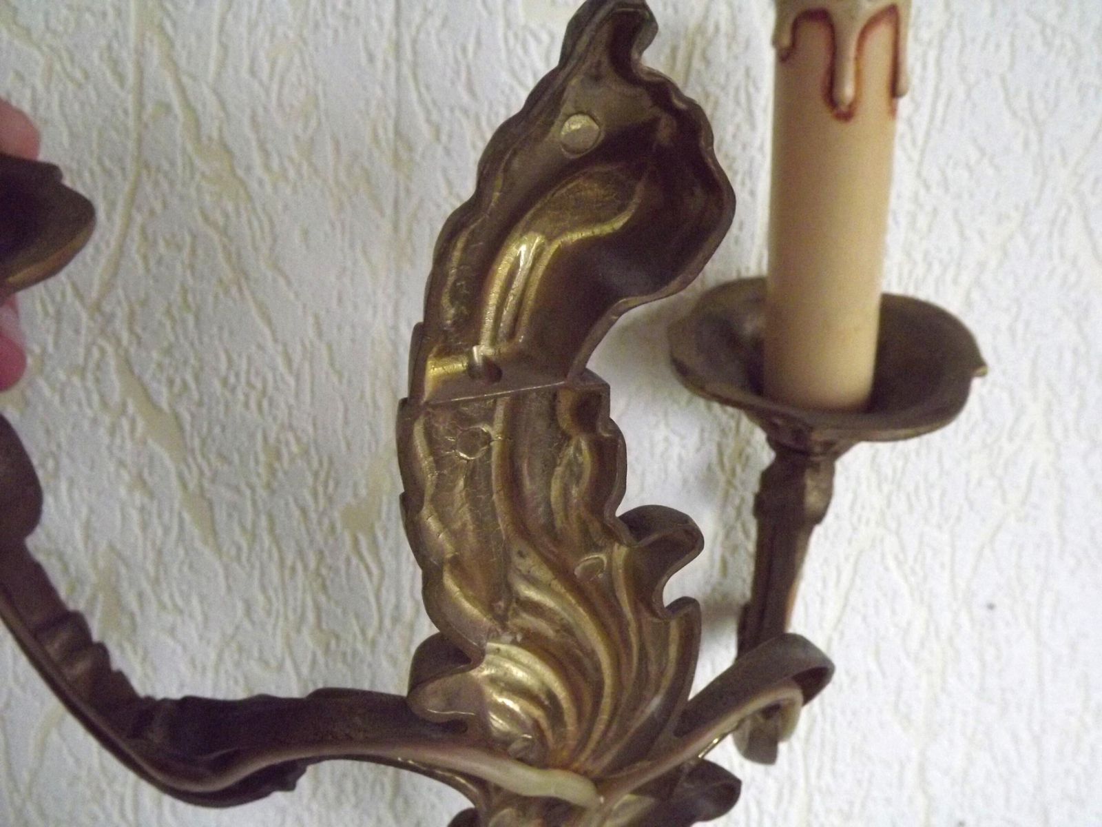 photo for sale Grande applique murale double vintage française en bronze, à feuilles d'acanthe et bras décalés. Luminaires vintage français. Applique murale double en bronze.