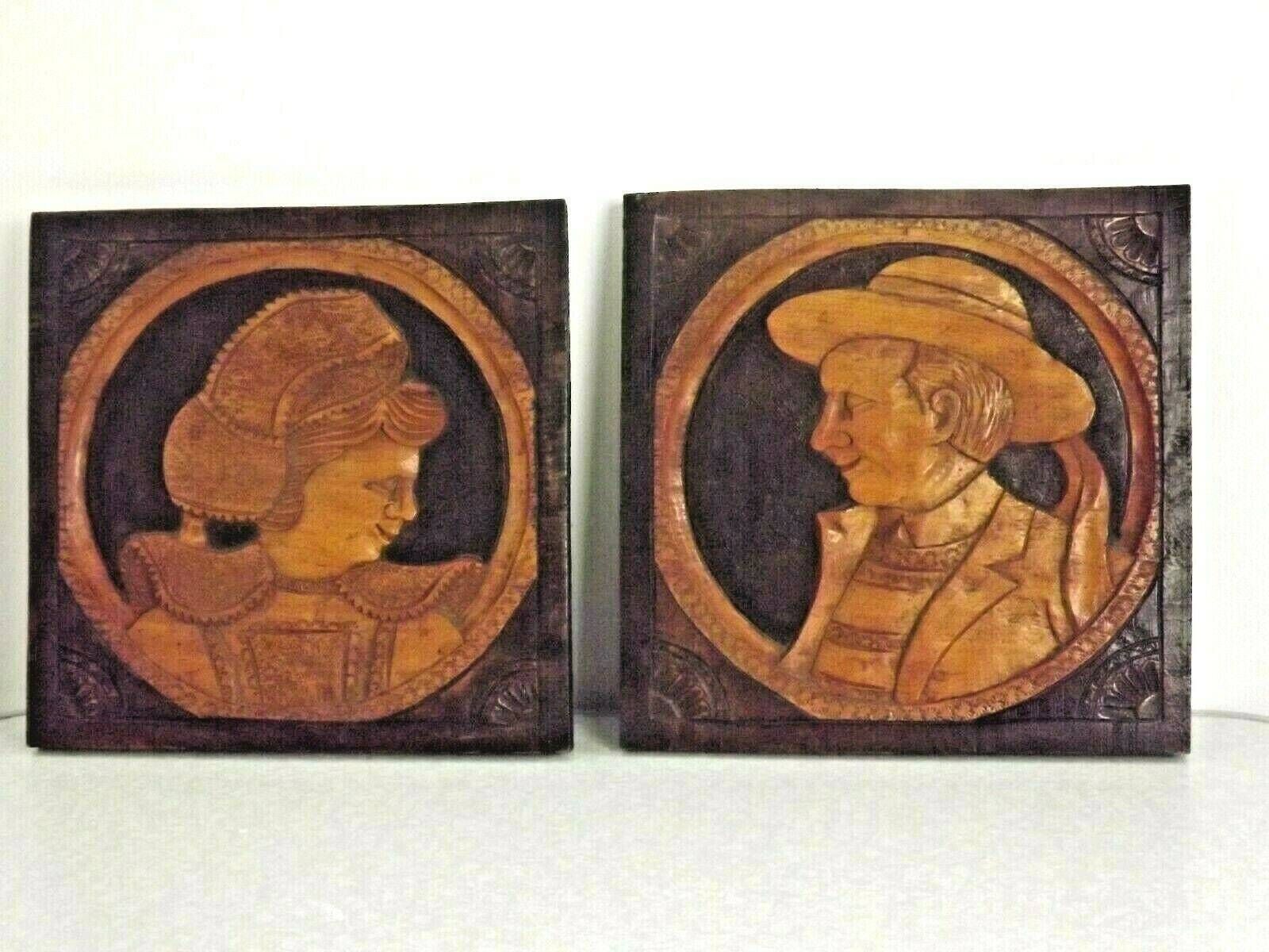 Paire de plaques murales bretonnes en bois, art populaire, homme et femme en costume traditionnel   Vintage français. Sculptures sur bois. Art populaire. Plaques murales