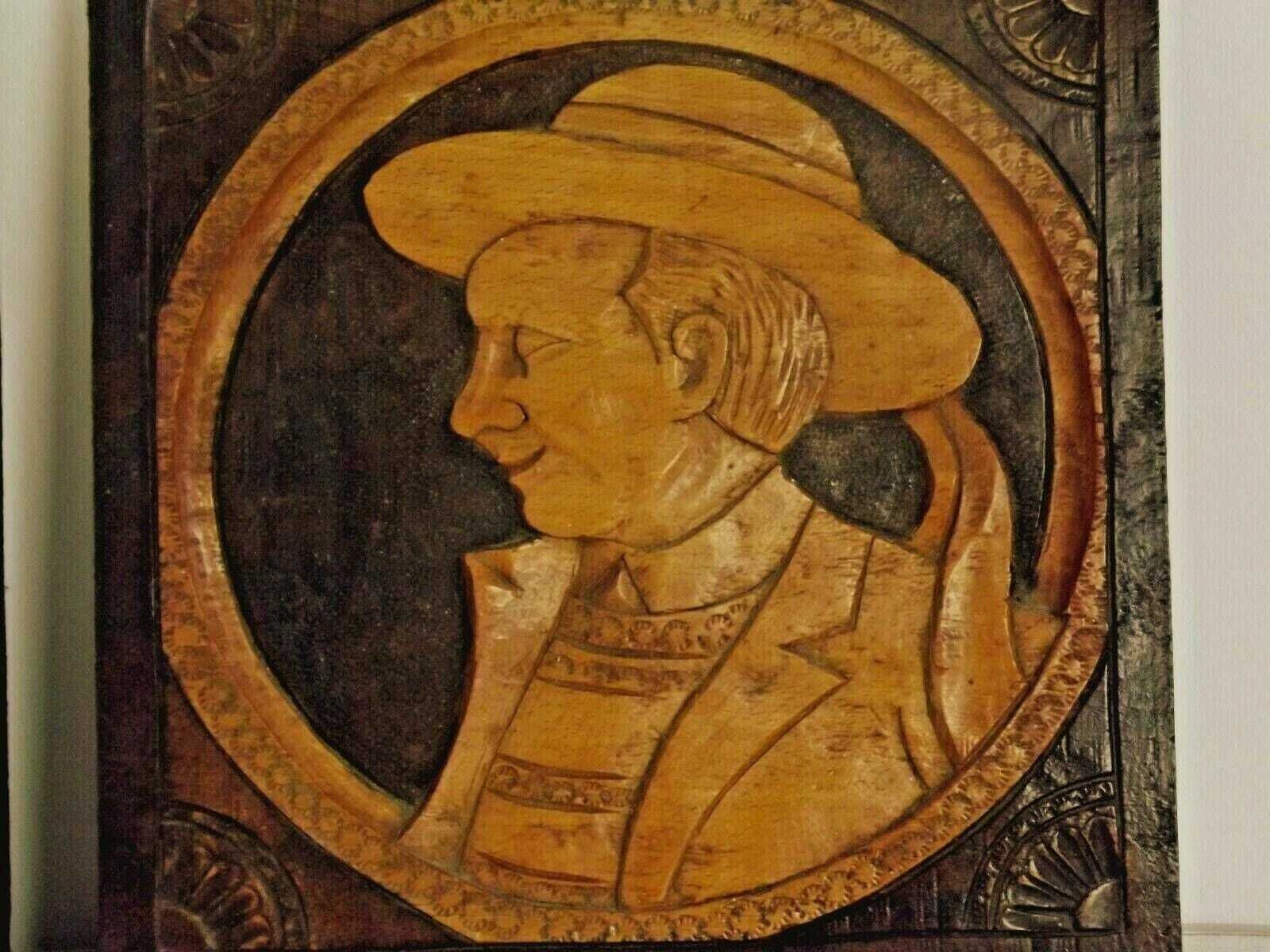 Paire de plaques murales bretonnes en bois, art populaire, homme et femme en costume traditionnel   Vintage français. Sculptures sur bois. Art populaire. Plaques murales photo 62.0