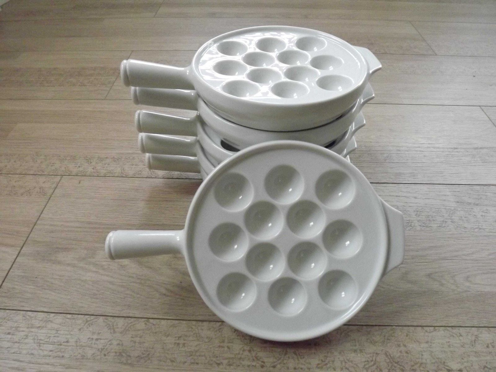 Set Van 6 Witte Escargotschalen Met 12 Kuiltjes En Draaghandvat Van Pillivuyt France – Frans Kookgerei. Slakkenschalen Van Wit Porselein Met 12 Kuiltjes.
