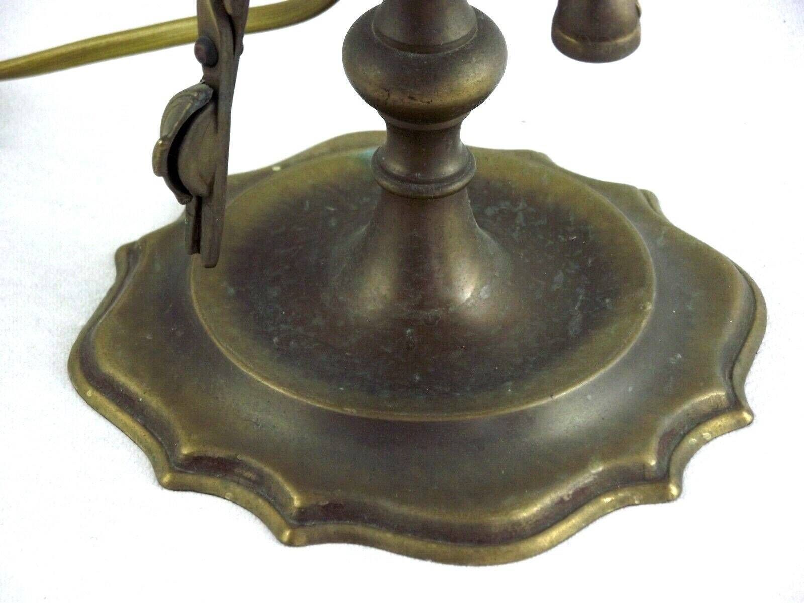 photo furniture Lampe à huile florentine d'époque à 3 lumières avec accessoires, montée en lampe électrique - Luminaire d'époque français. Lampe de table en laiton. Lampe florentine en laiton