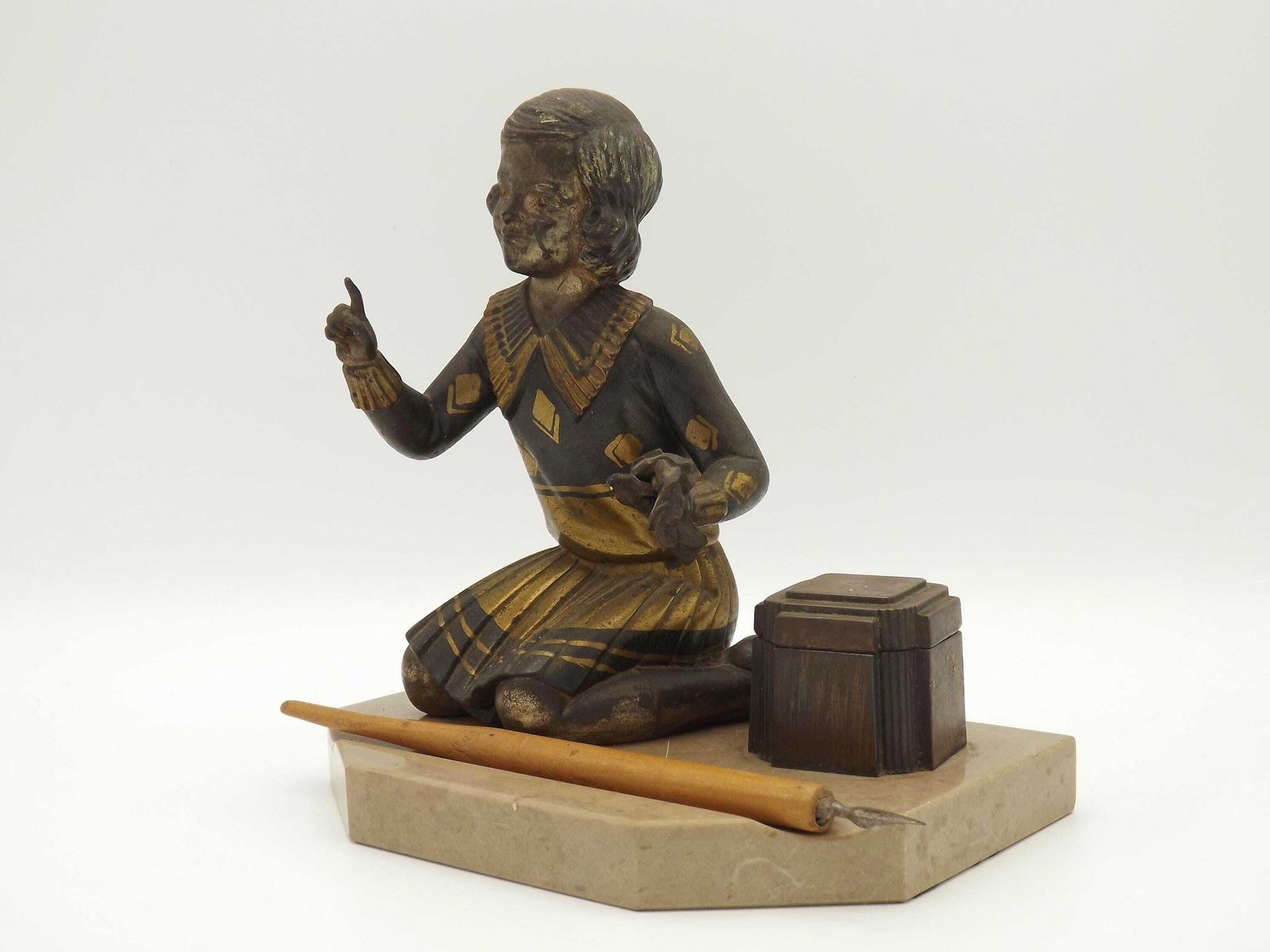 Encrier Art déco français, figurine de jeune fille agenouillée sur socle en marbre, d'époque. Ornement de bureau Art déco. Encrier avec plume d'oie photo 129.99