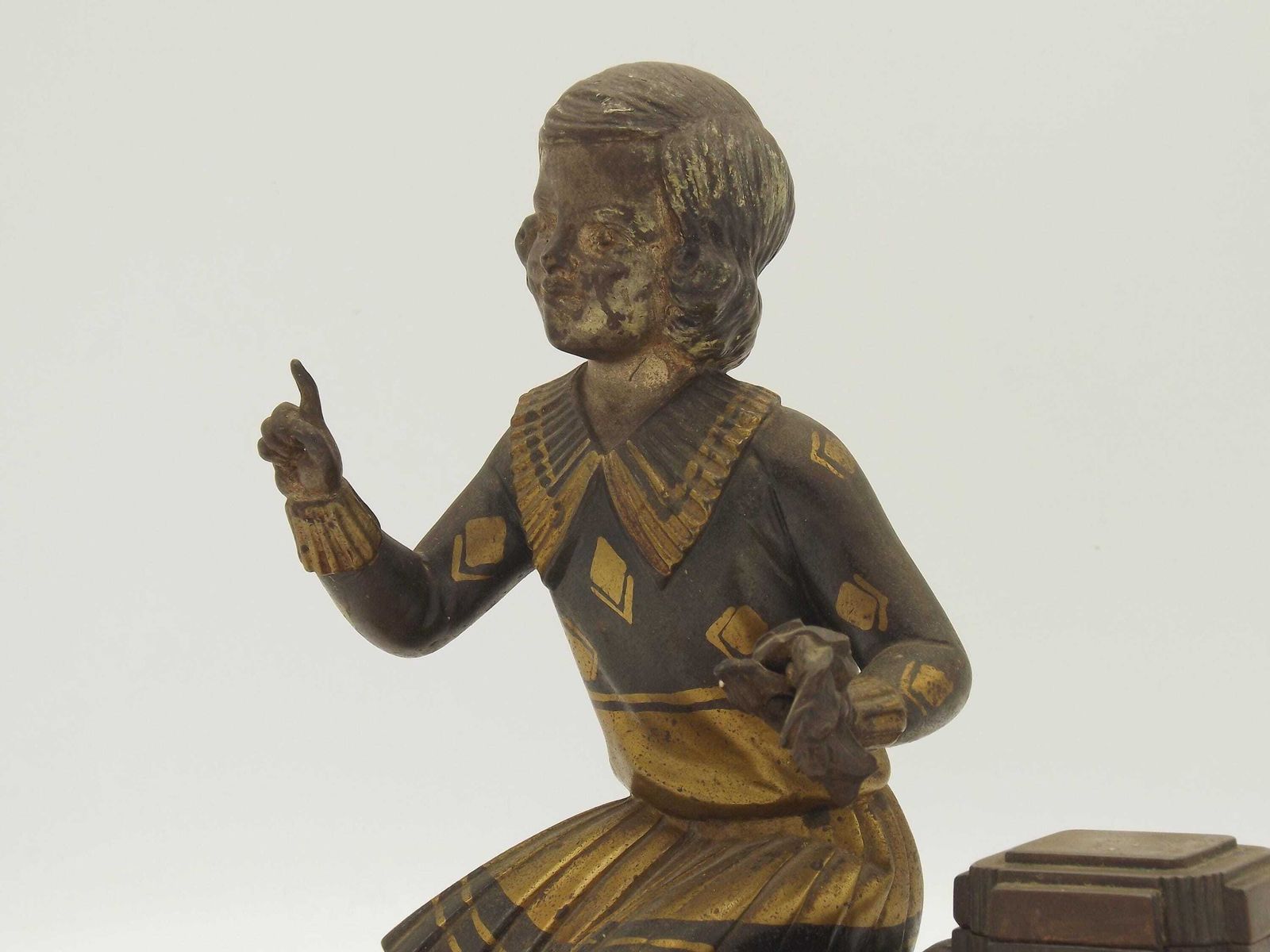 Encrier Art déco français, figurine de jeune fille agenouillée sur socle en marbre, d'époque. Ornement de bureau Art déco. Encrier avec plume d'oie photo vinterior
