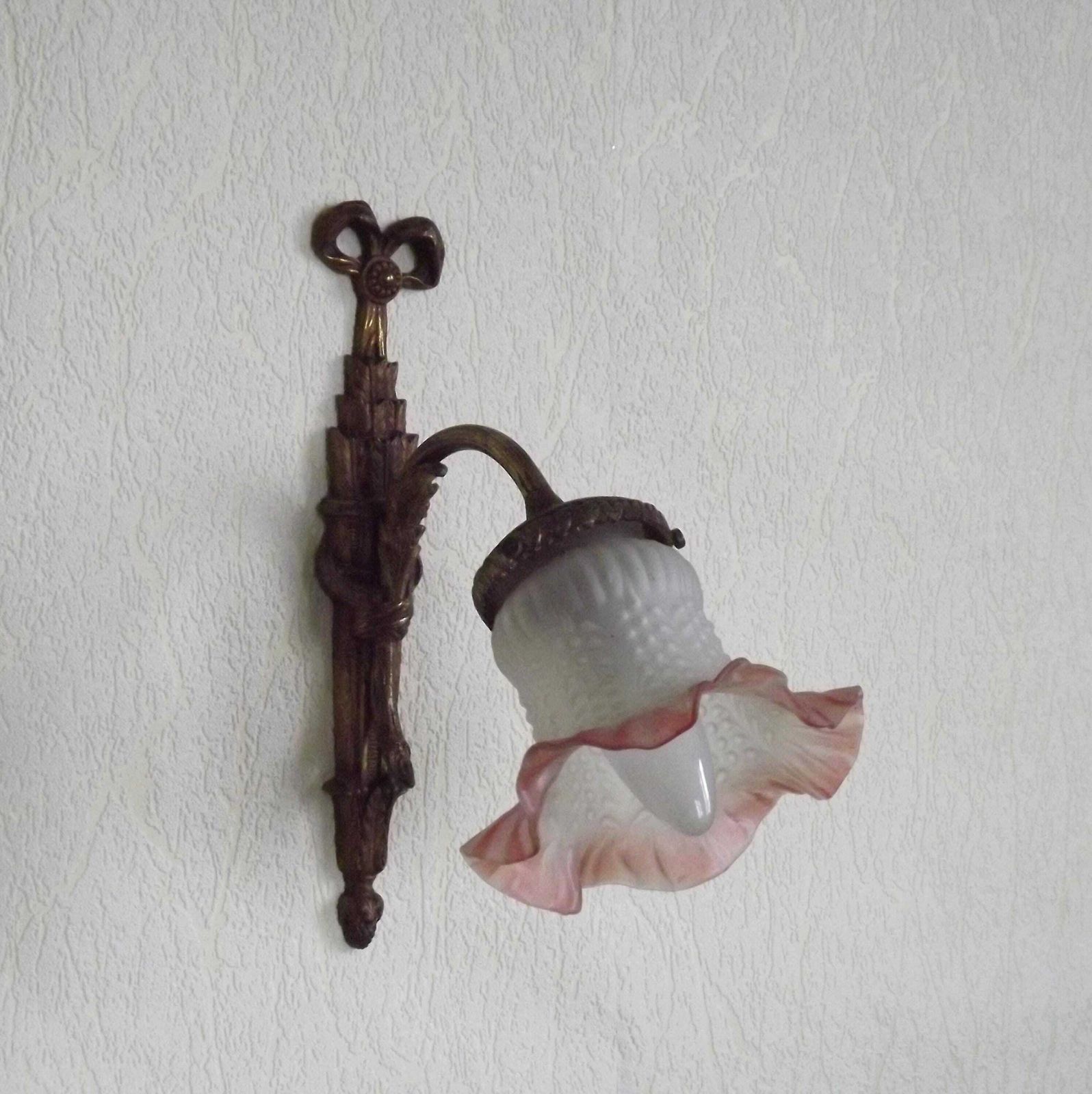 Applique murale de style Empire français en bronze, rubans et nœuds, abat-jour en verre froncé - Luminaire d'époque français. Applique Empire française. Abat-jour froncé