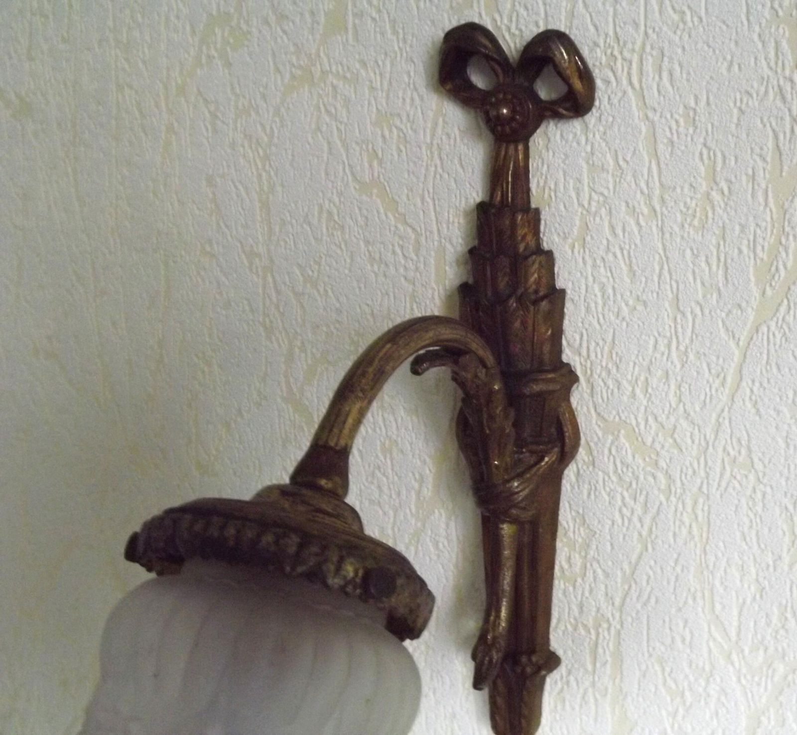 Applique murale de style Empire français en bronze, rubans et nœuds, abat-jour en verre froncé - Luminaire d'époque français. Applique Empire française. Abat-jour froncé photo vintage