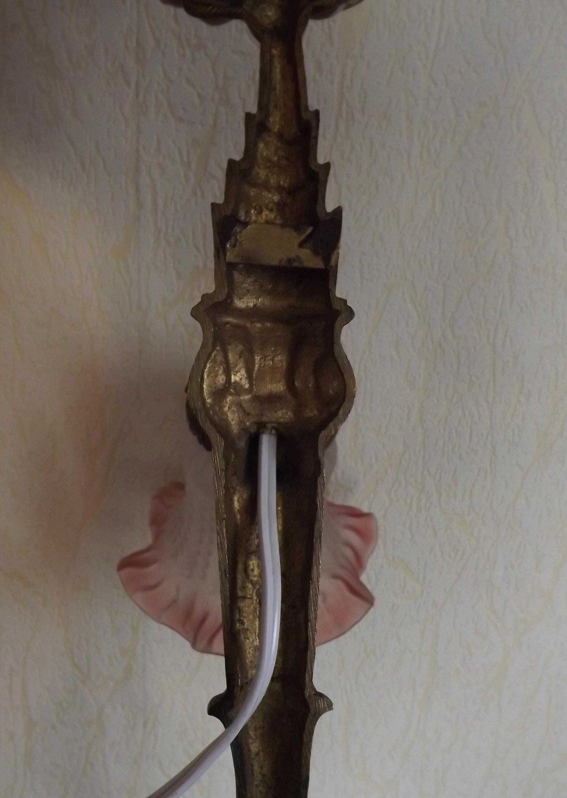 photo for sale Applique murale de style Empire français en bronze, rubans et nœuds, abat-jour en verre froncé - Luminaire d'époque français. Applique Empire française. Abat-jour froncé