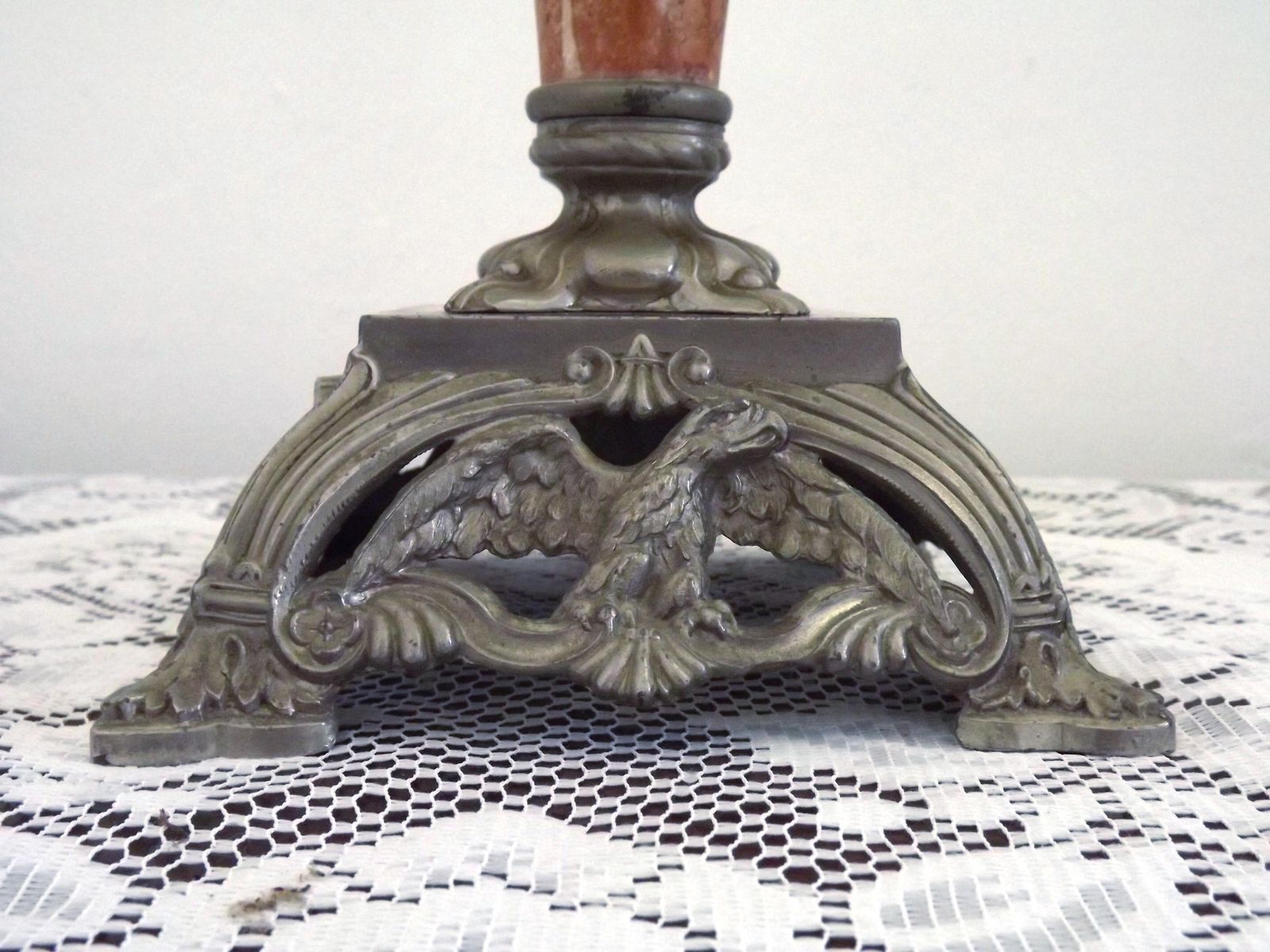 Lanterne-lampe d'époque française, vasque en verre vert, abat-jour fleuri, cheminée et socle carré en métal argenté à aigles. Luminaires d'époque français. photo buy
