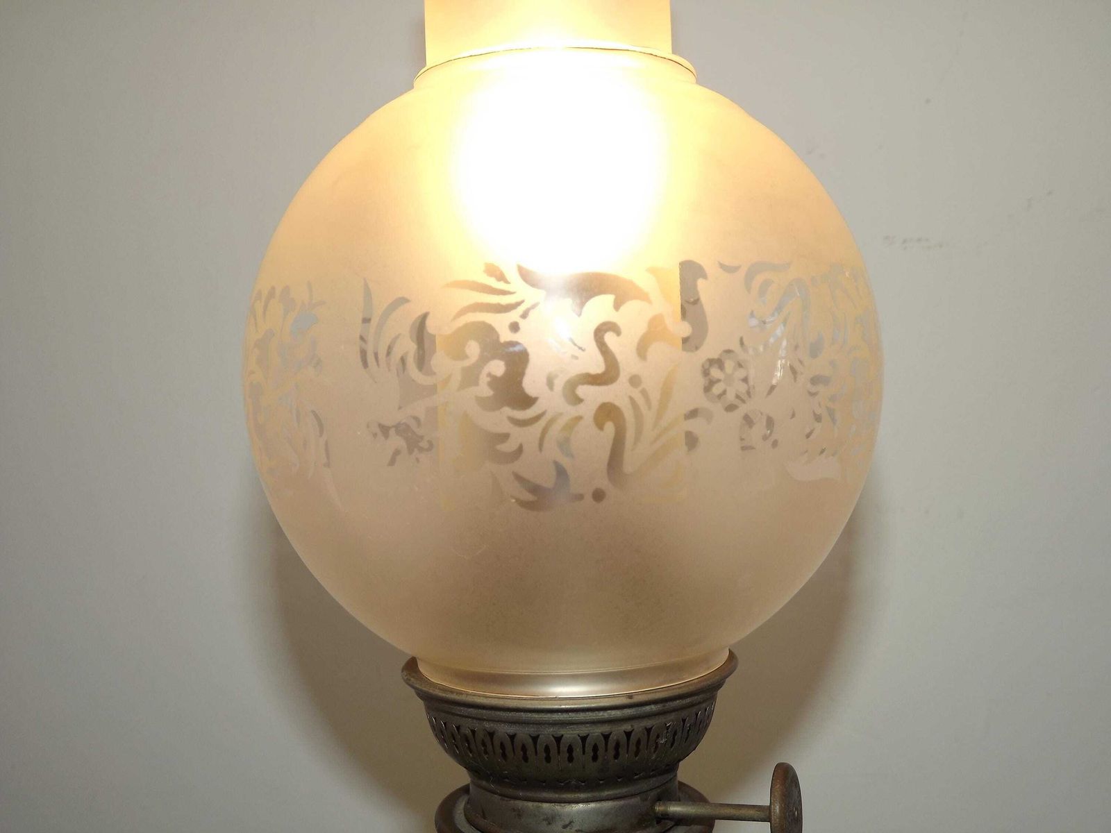 Antieke Franse Lantaarnlamp – Groene Glazen Schaal, Bloemvormige Kap En Tuit, Zilveren Metalen Voetstuk Met Adelaarmotief. Frans Antiek Verlichtingsstuk. photo vintage
