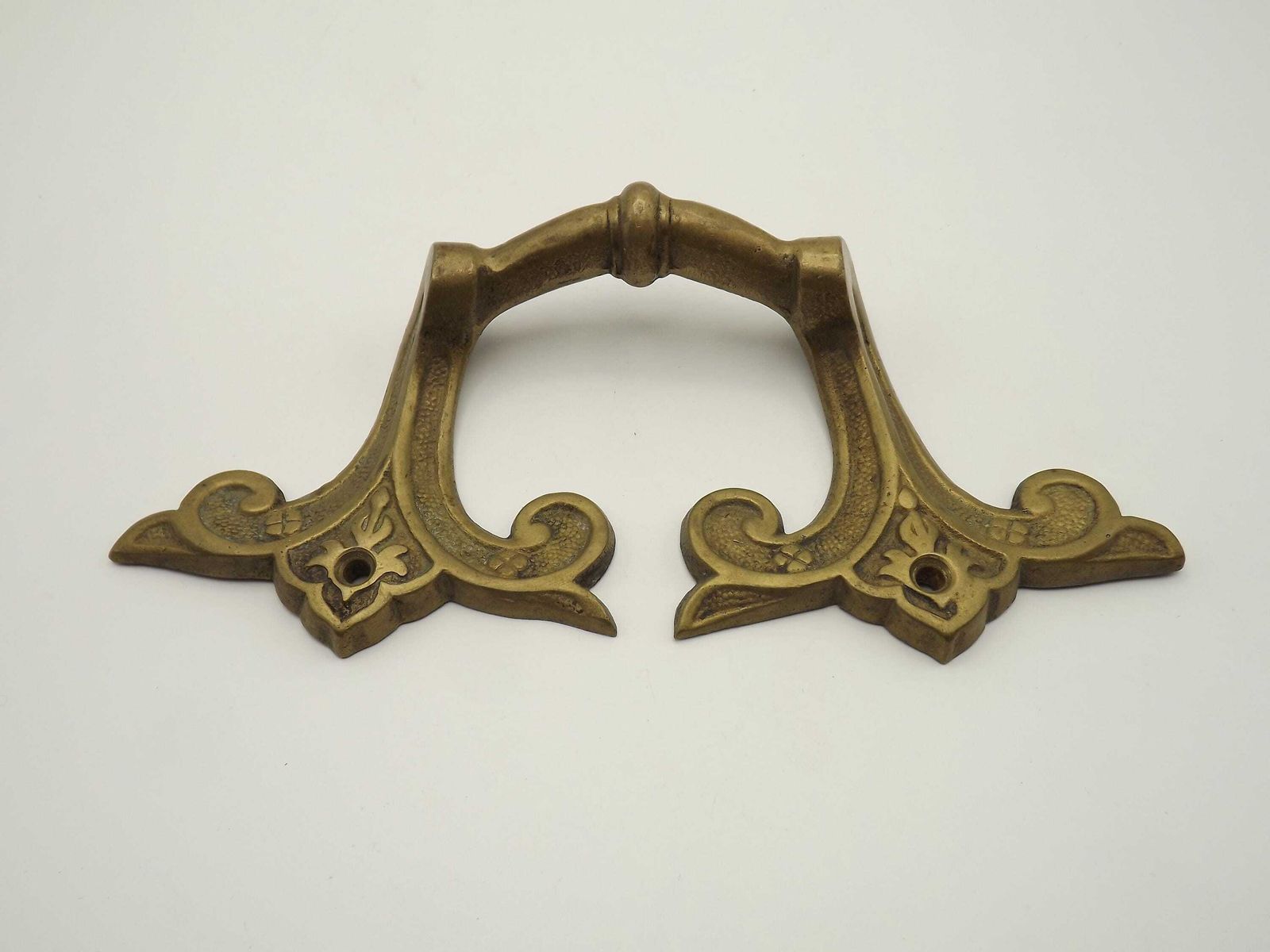 Paire assortie de poignées de meuble d'époque françaises en laiton massif   Poignées d'époque françaises. Poignées de meuble en laiton. Poignées de tiroir en laiton. photo buy