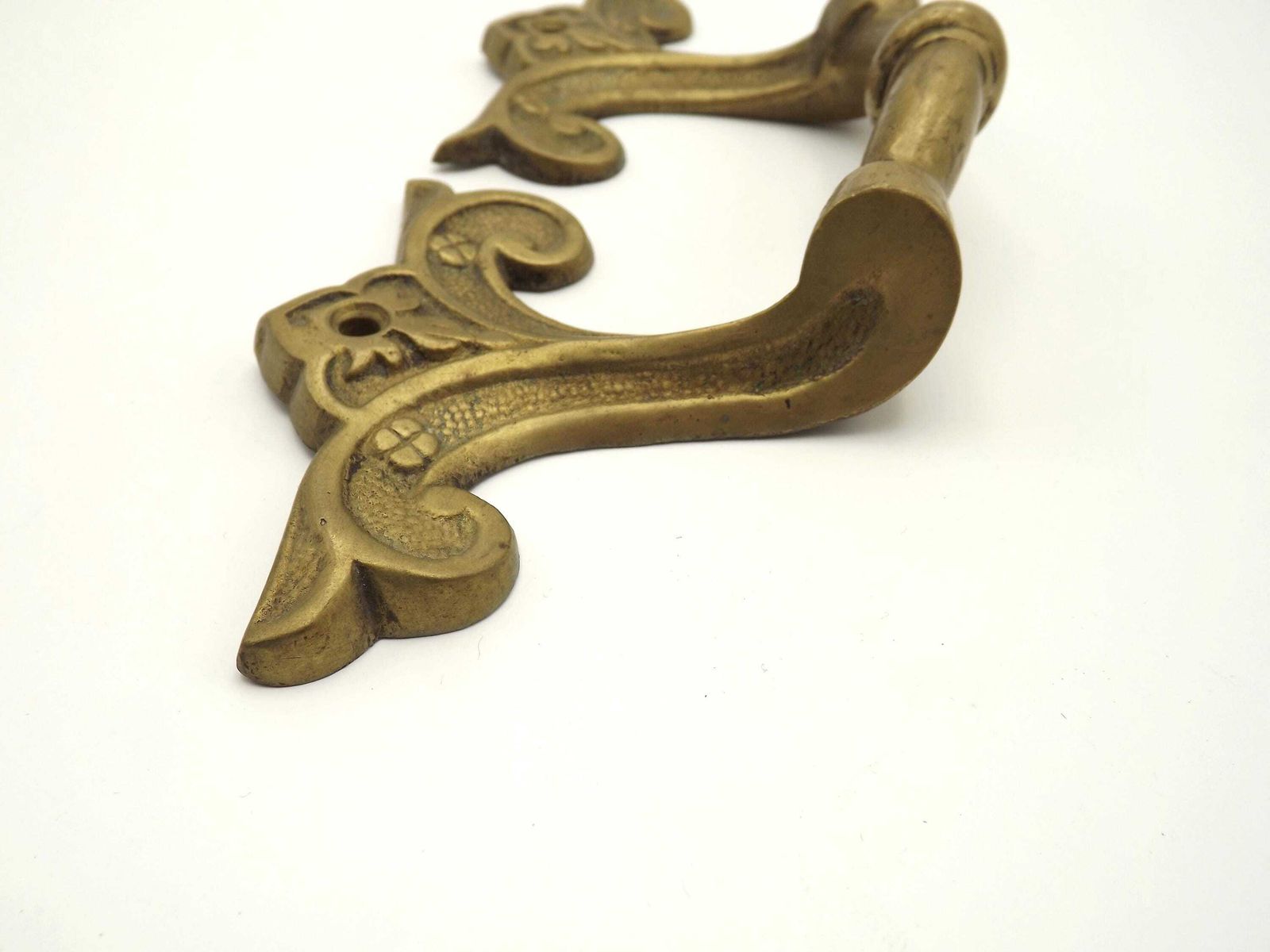 Paire assortie de poignées de meuble d'époque françaises en laiton massif   Poignées d'époque françaises. Poignées de meuble en laiton. Poignées de tiroir en laiton. photo vintage