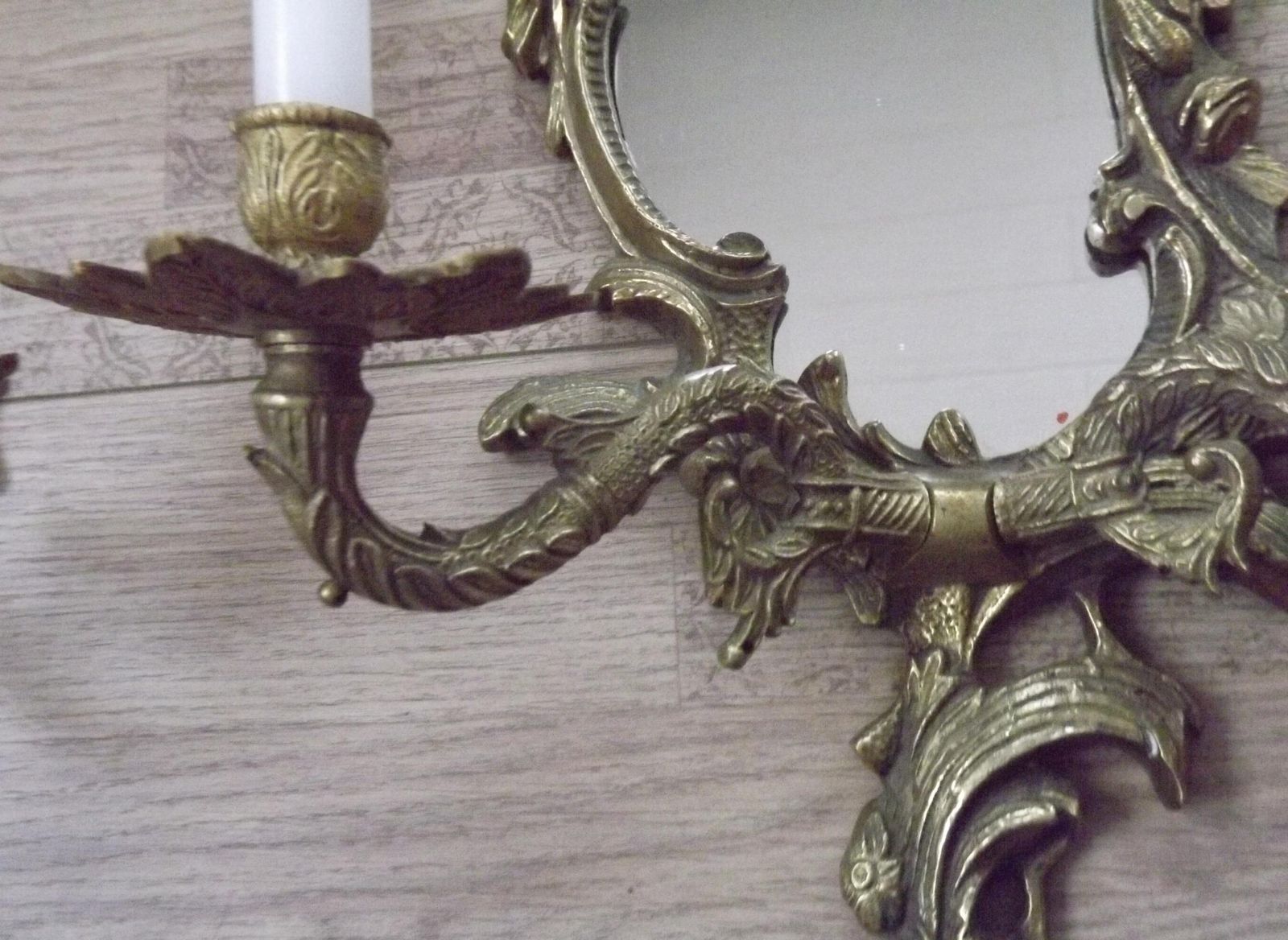 photo for sale Paire d'appliques murales françaises d'époque à double bougeoir en bronze et miroir   Luminaires français d'époque. Appliques murales à miroir. Appliques baroques.