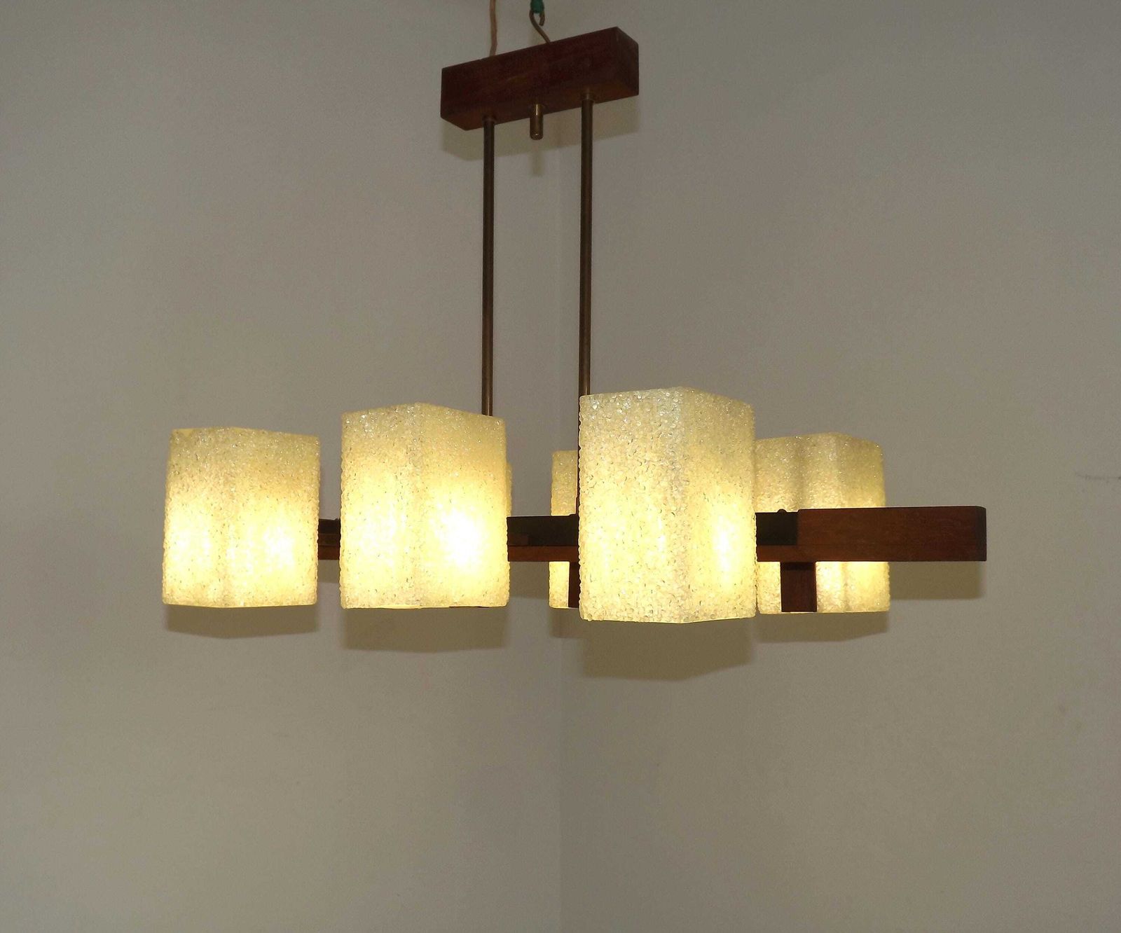 Vintage Jaren 1960 Scandinavische Teakhouten En Messing Hanglamp – 6 Lichts Retro Plafondlamp Met Perspex Kappen. Vintage Retro Verlichting. Periode Verlichting. photo 295.0