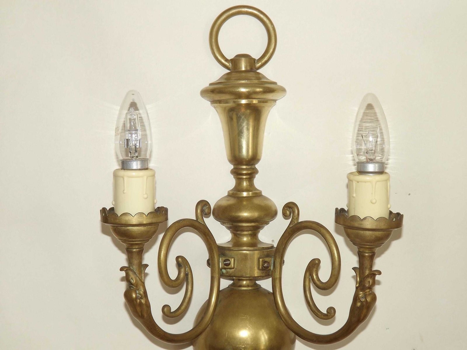 Paar Grote Franse Empire Messing Wandlampen Met Zwaandetail En Opaalglazen Kappen – Vintage Franse Verlichting. Paar Wandarmaturen. photo Verlichting