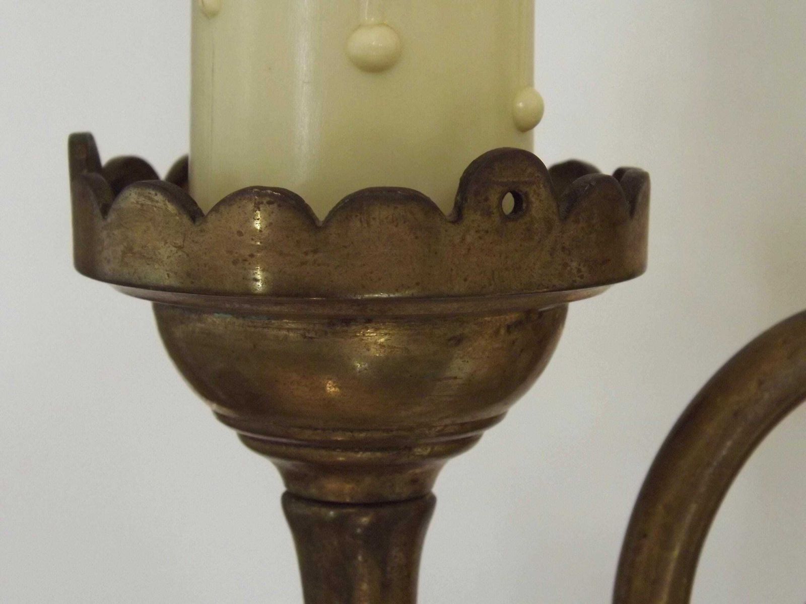 Paar Grote Franse Empire Messing Wandlampen Met Zwaandetail En Opaalglazen Kappen – Vintage Franse Verlichting. Paar Wandarmaturen. photo buy