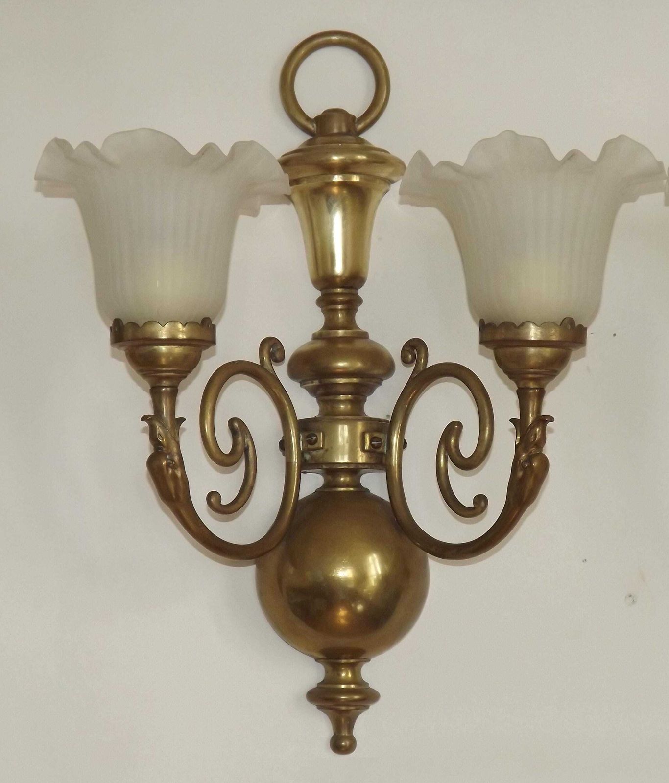 Paar Grote Franse Empire Messing Wandlampen Met Zwaandetail En Opaalglazen Kappen – Vintage Franse Verlichting. Paar Wandarmaturen. photo vintage