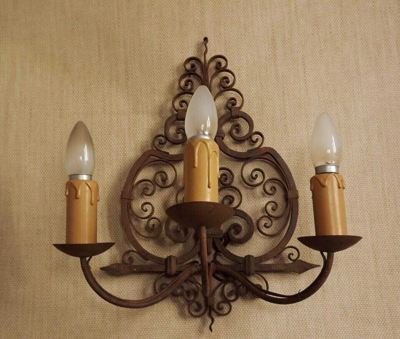Applique murale à 3 lumières en fer forgé, début du XXe siècle, style médiéval français - Éclairage d'époque. Applique murale médiévale. Fer forgé. photo furniture